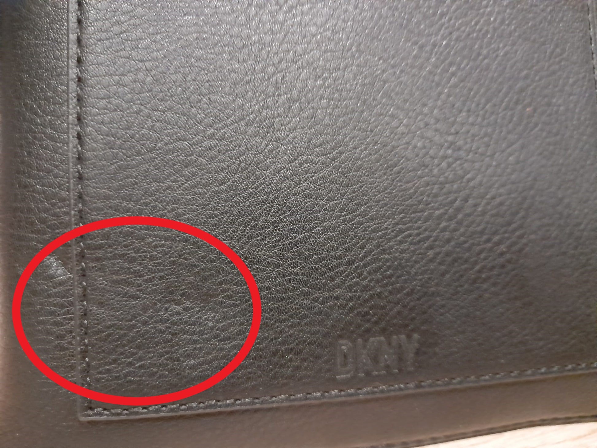 BOLSO MINI NEGRO DE PIEL CON ASAS DE MANO Y LARGA DKNY ( TARA PEQUEÑAS MARCAS EN PARTE DELANTERA Y ROTURA ENGANCHE ASA LARGA )