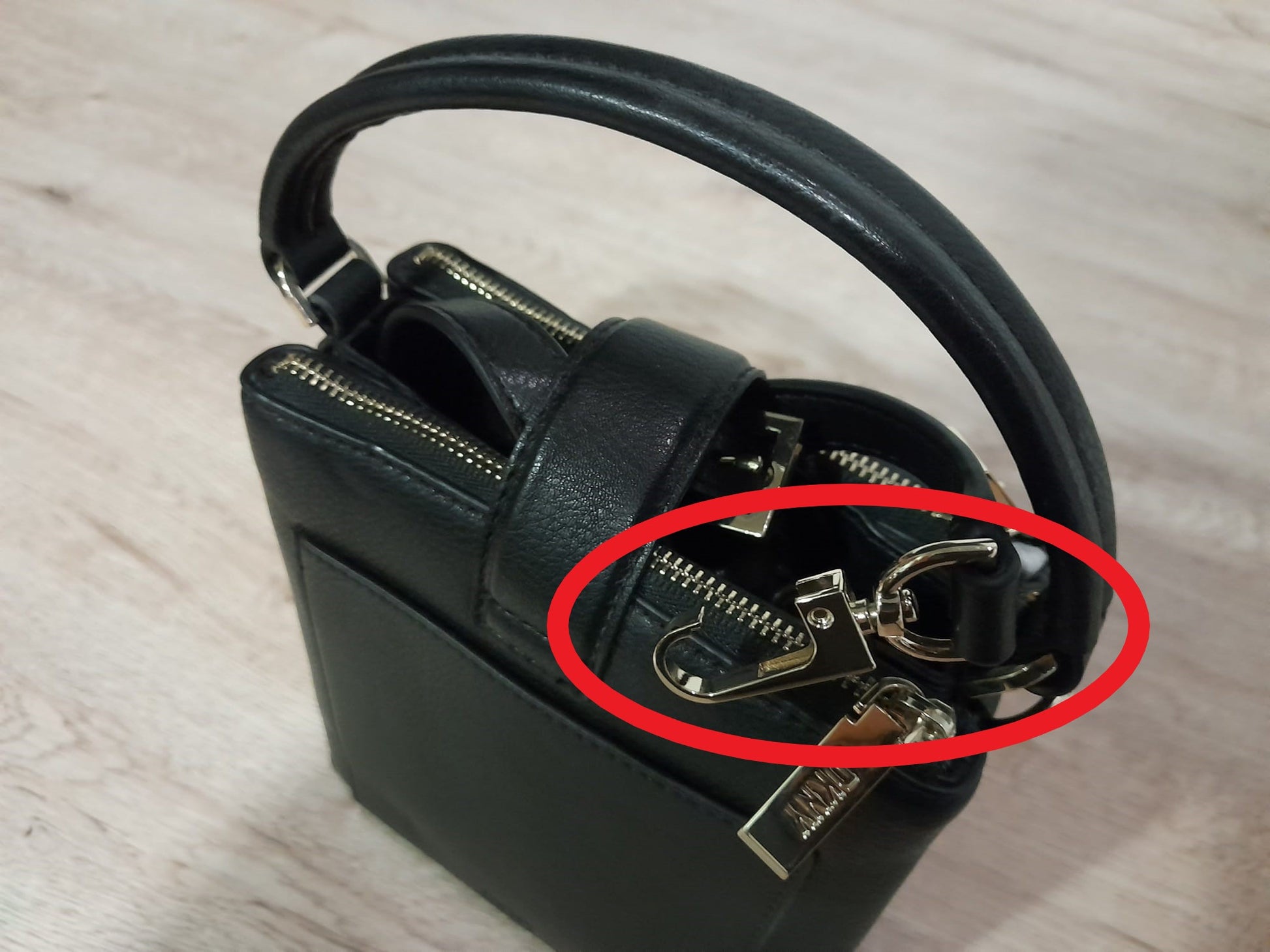 BOLSO MINI NEGRO DE PIEL CON ASAS DE MANO Y LARGA DKNY ( TARA PEQUEÑAS MARCAS EN PARTE DELANTERA Y ROTURA ENGANCHE ASA LARGA )