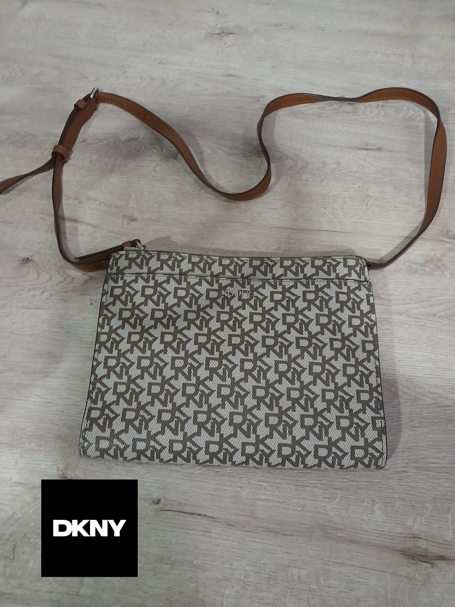 BOLSO MEDIANO BEIGE DE PIEL CON DOS COMPARTIMENTOS Y ESTAMPADO DKNY CON ASA LARGA