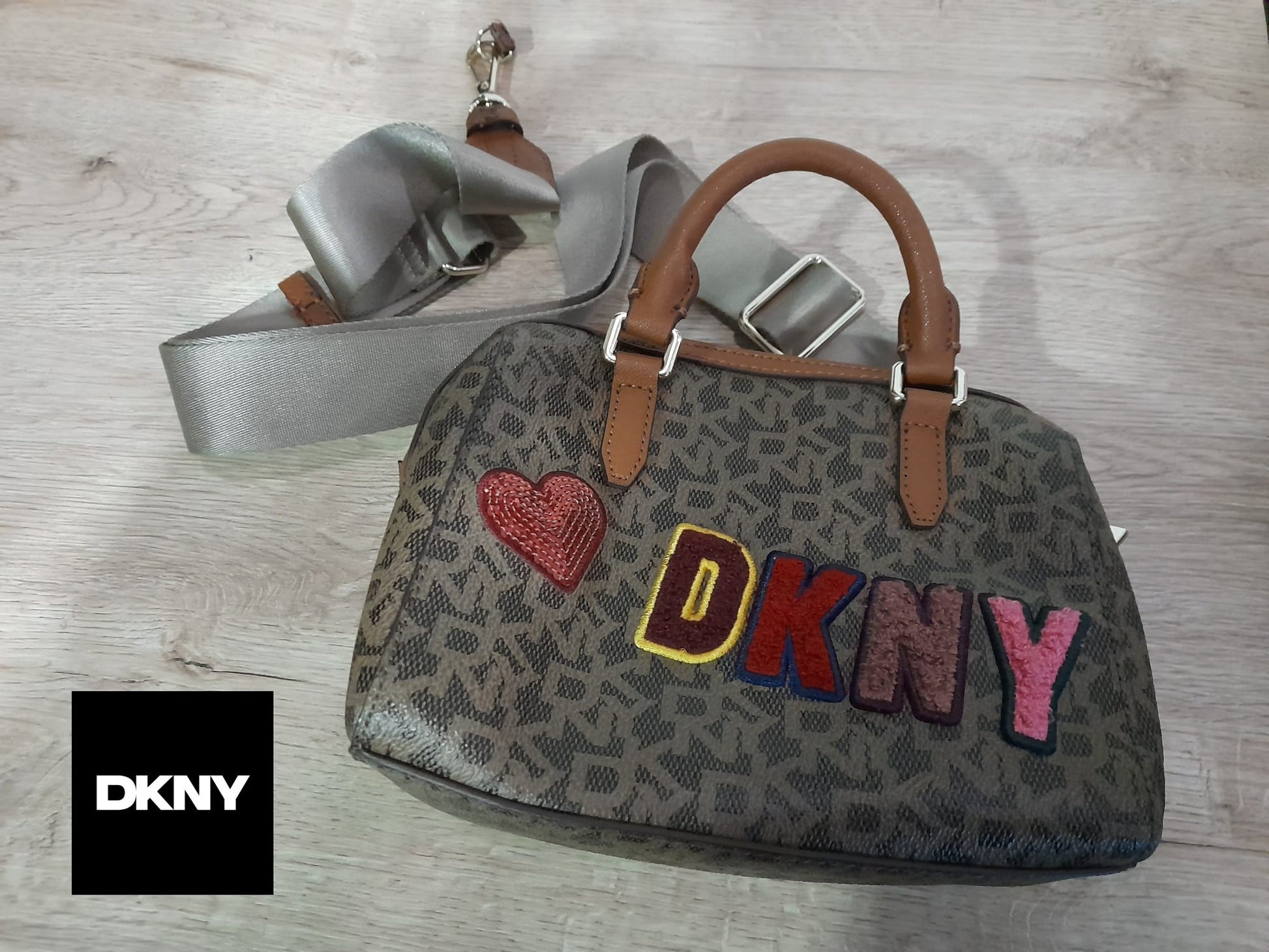BOLSO MINI MARRÓN CON ESTAMPADO DKNY Y LOGO DKNY EN COLORES , ASA LARGA DE TELA ( TARA ROTO ENGANCHE ASA )