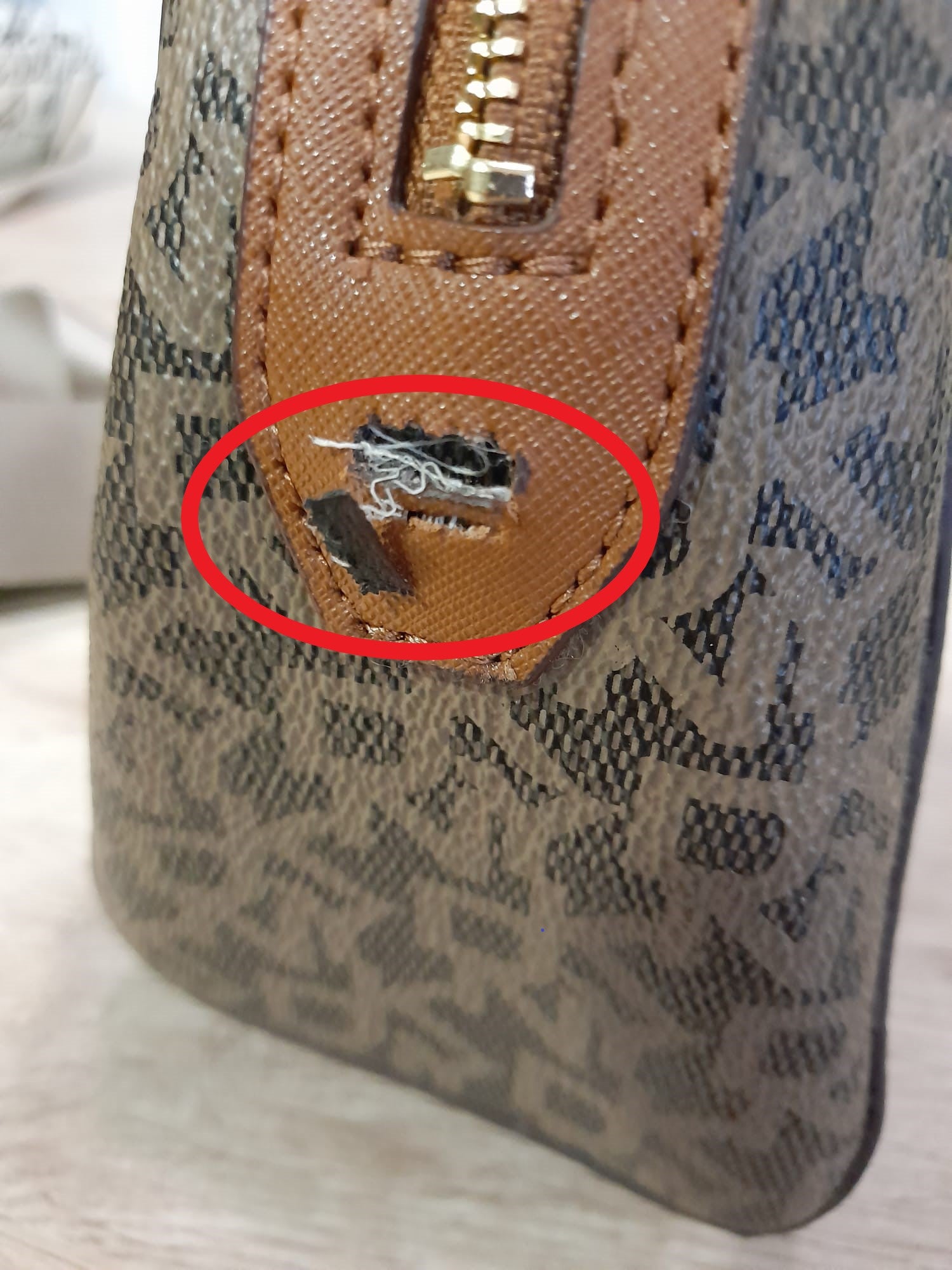 BOLSO MINI MARRÓN CON ESTAMPADO DKNY Y LOGO DKNY EN COLORES , ASA LARGA DE TELA ( TARA ROTO ENGANCHE ASA )