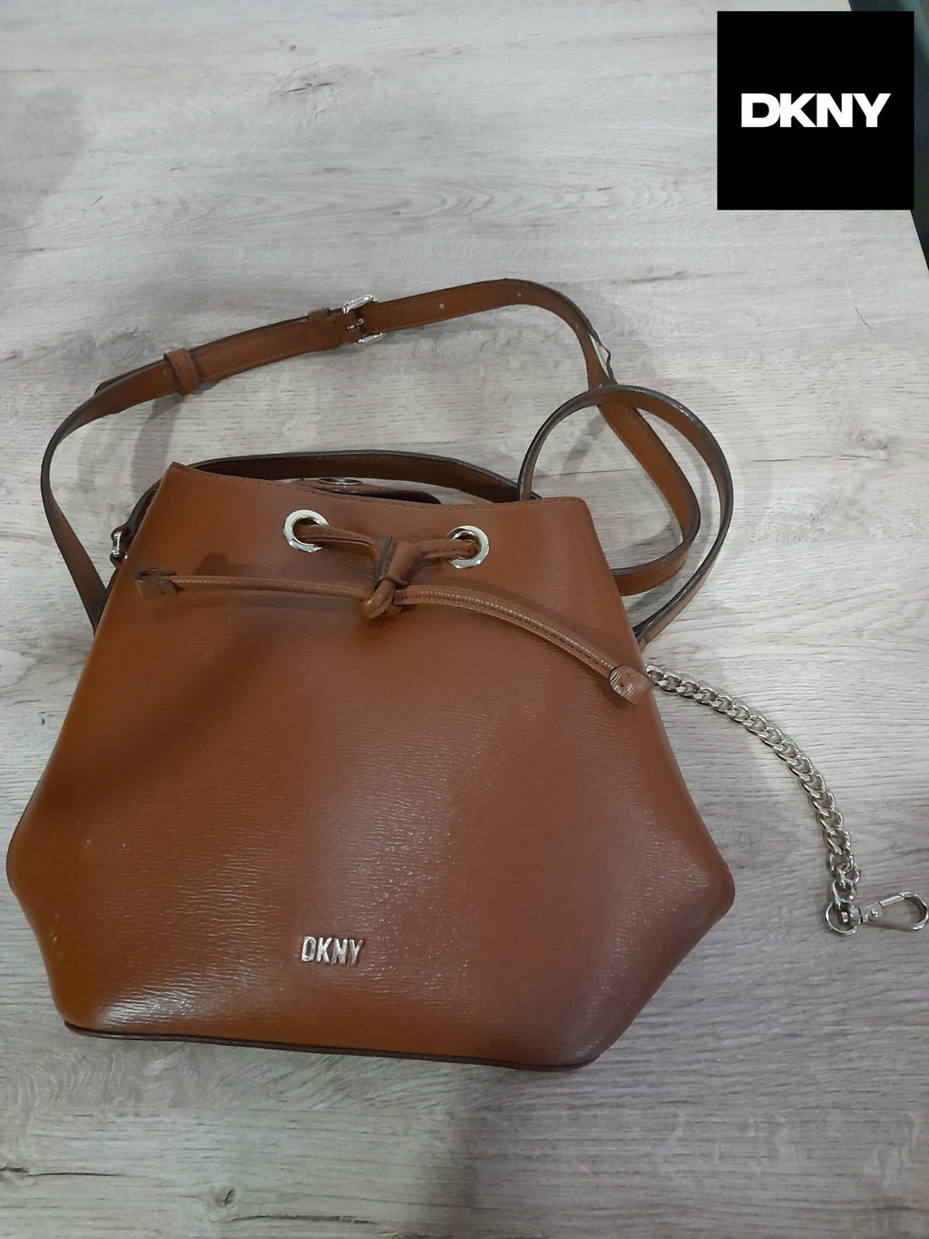 BOLSO PEQUEÑO ESTILO BOMBONERA MARRON DE PIEL CON ASA LARGA DKNY ( TARA DETERIORADA ASA LARGA Y CIERRE BOLSO )