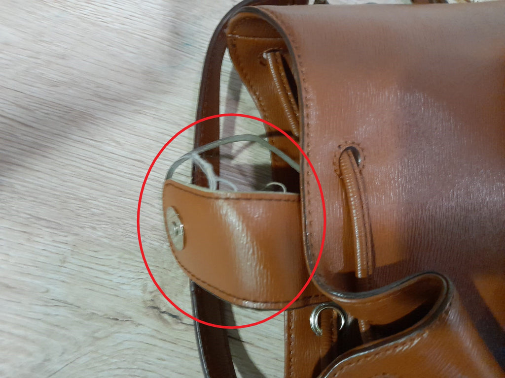 BOLSO PEQUEÑO ESTILO BOMBONERA MARRON DE PIEL CON ASA LARGA DKNY ( TARA DETERIORADA ASA LARGA Y CIERRE BOLSO )