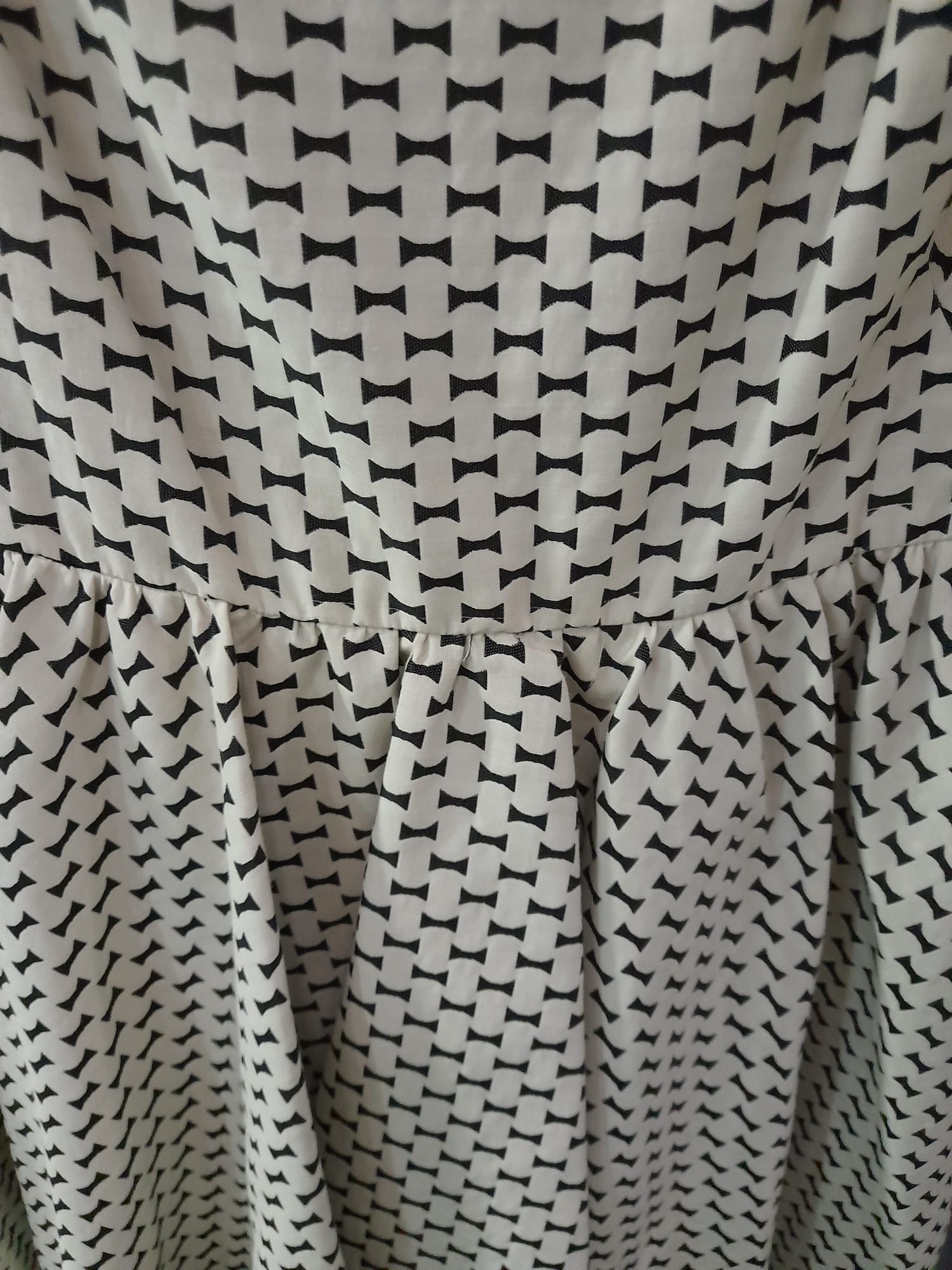 VESTIDO TIRANTES BLANCO ESTAMPADO NEGRO DE PAJARITAS Y TUL EN EL BAJO