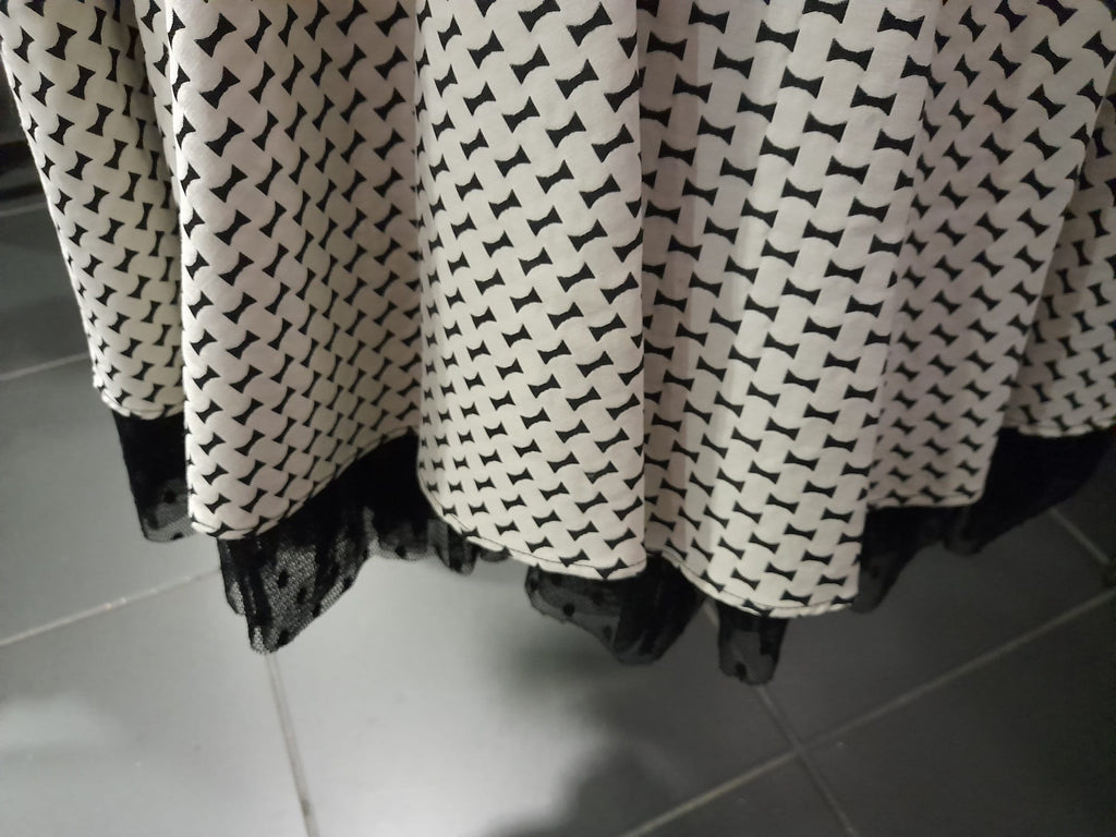 VESTIDO TIRANTES BLANCO ESTAMPADO NEGRO DE PAJARITAS Y TUL EN EL BAJO