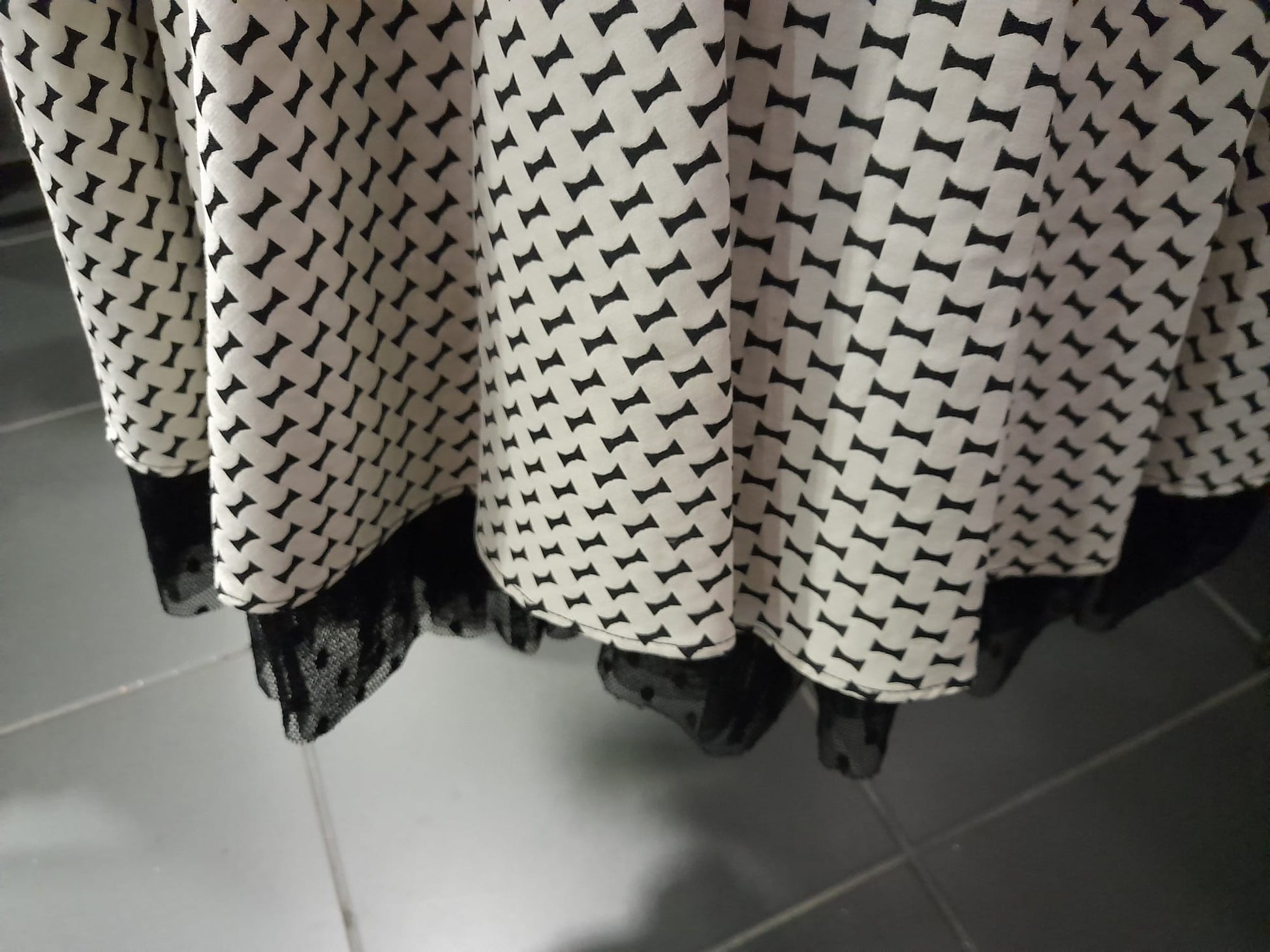 VESTIDO TIRANTES BLANCO ESTAMPADO NEGRO DE PAJARITAS Y TUL EN EL BAJO