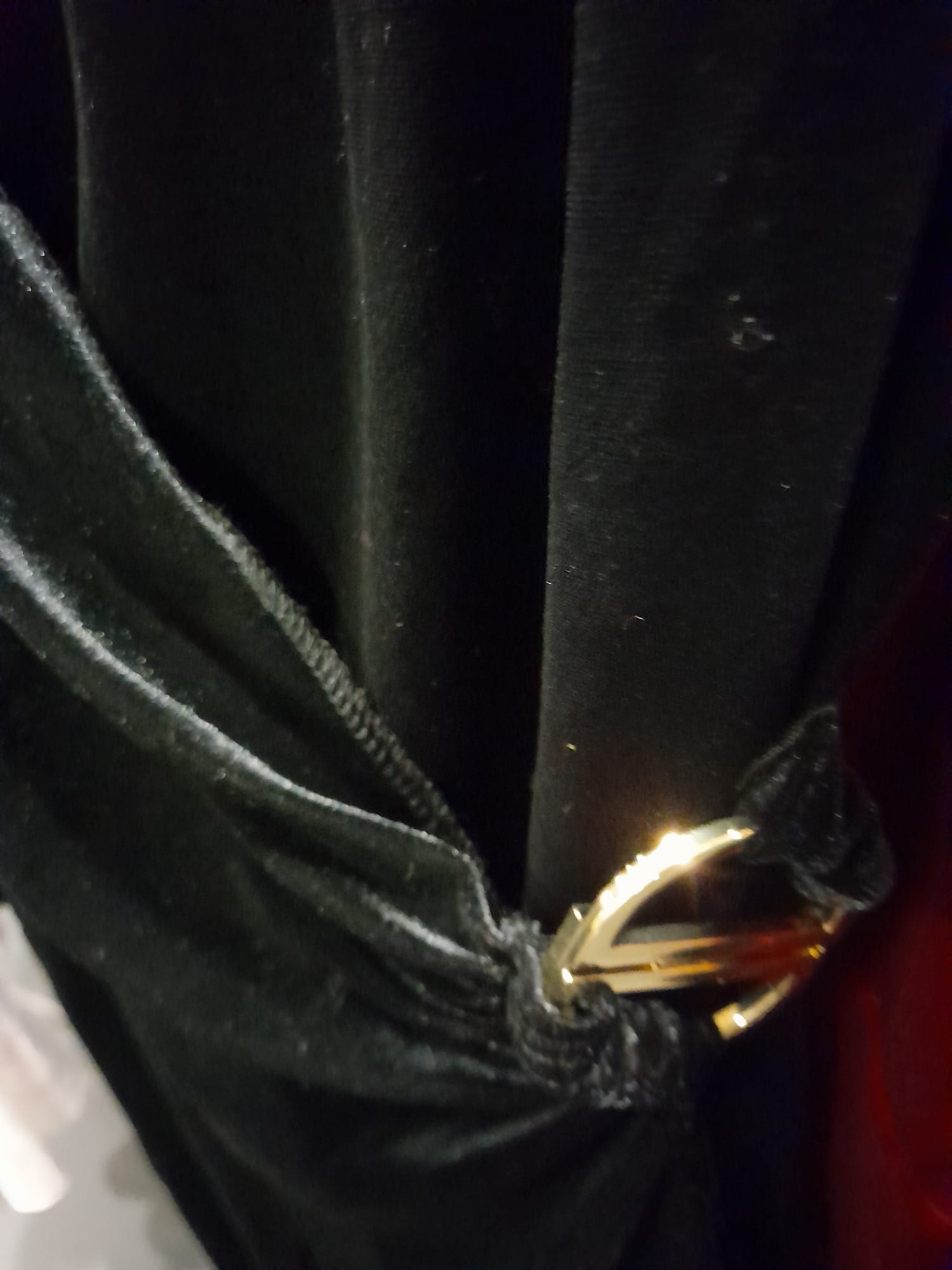 VESTIDO MIDI NEGRO MANGA LARGA TERCIOPELO Y DETALLE DORADO EN CINTURA DKNY