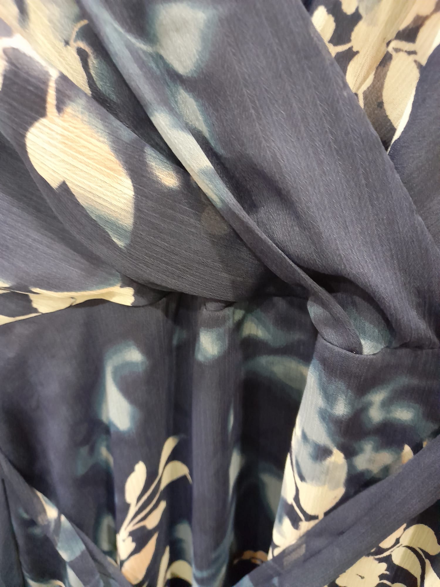 VESTIDO LARGO GASA AZUL MARINO MANGA CORTA CON ESTAMPADO FLORAL Y CINTURON DKNY ( ROTURA HEBILLA CINTURON )