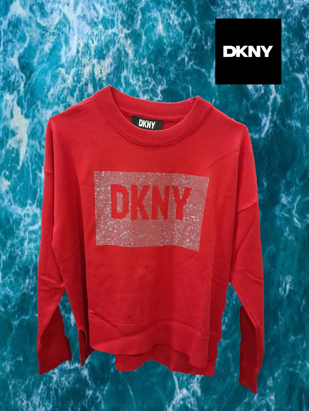 JERSEY ROJO CON LOGO DKNY EN BRILLANTES