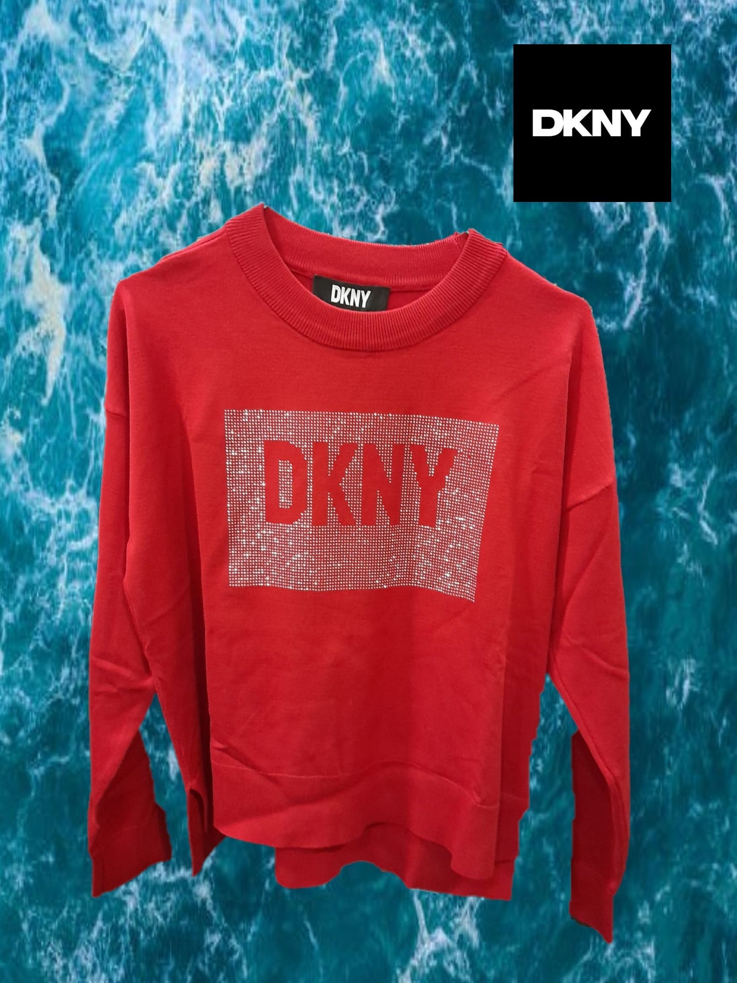 JERSEY ROJO CON LOGO DKNY EN BRILLANTES