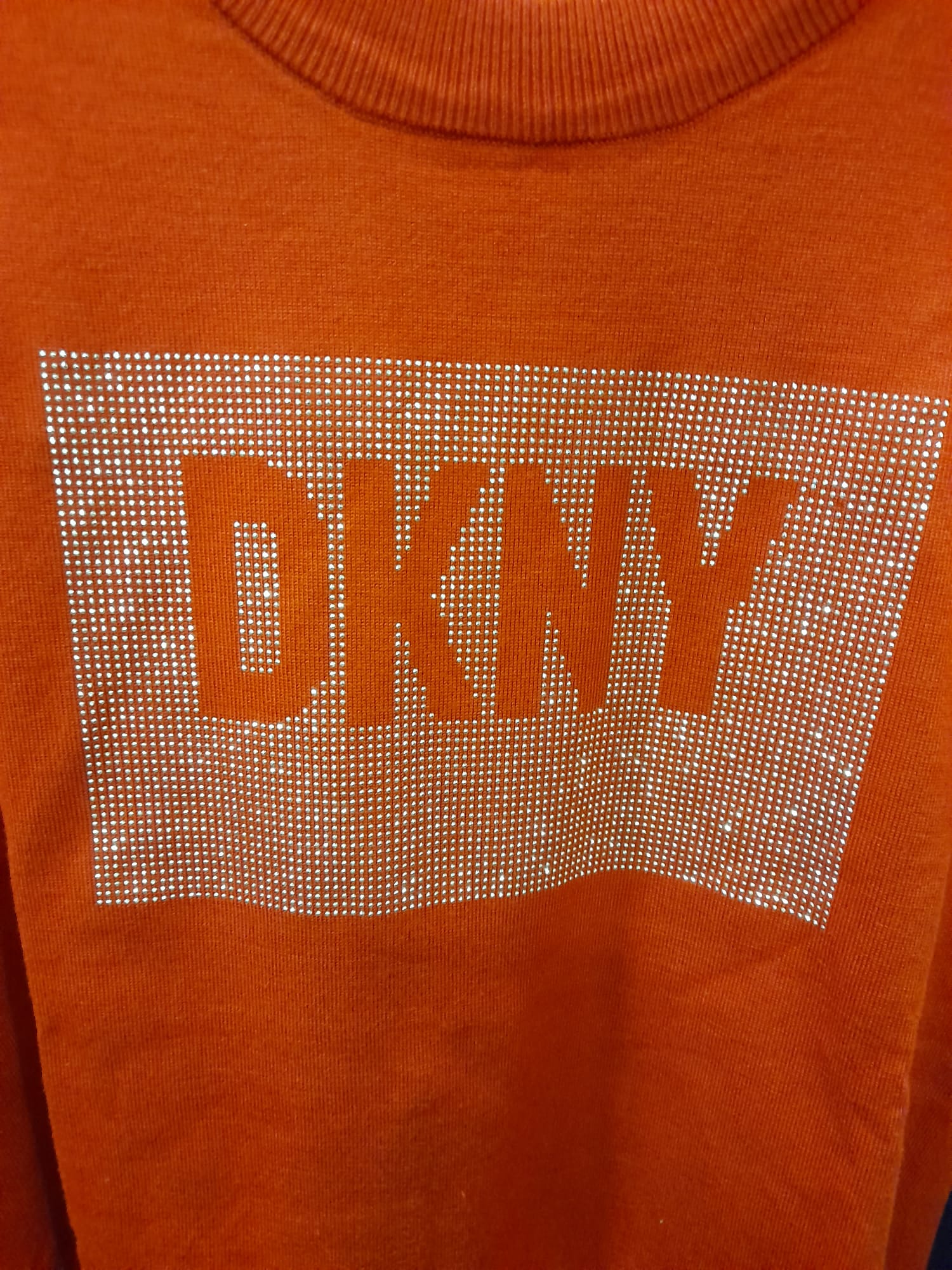 JERSEY ROJO CON LOGO DKNY EN BRILLANTES