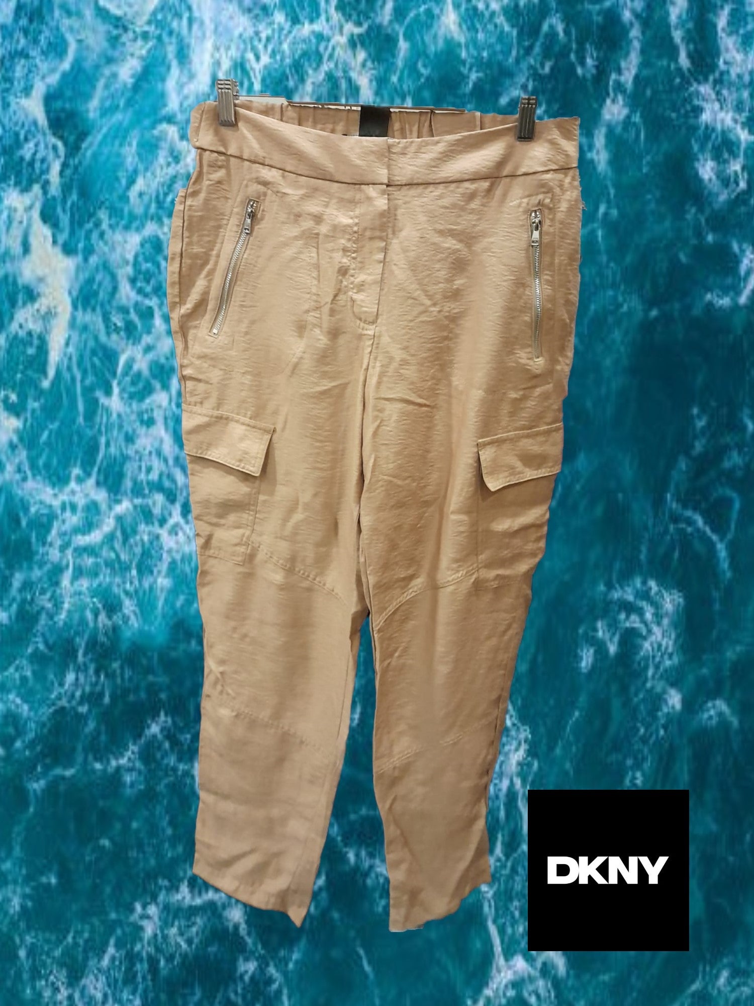 PANTALÓN BEIGE CON BOLSILLOS LATERALES Y CREMALLERA EN BOLSILLOS SUPERIORES DKNY