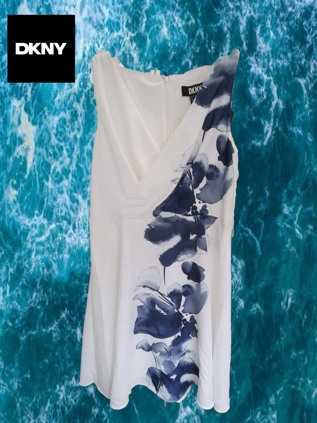VESTIDO MIDI BLANCO SIN MANGAS Y ESTAMPADO FLORAL EN AZUL DKNY ( TARA FALTA CINTURÓN )