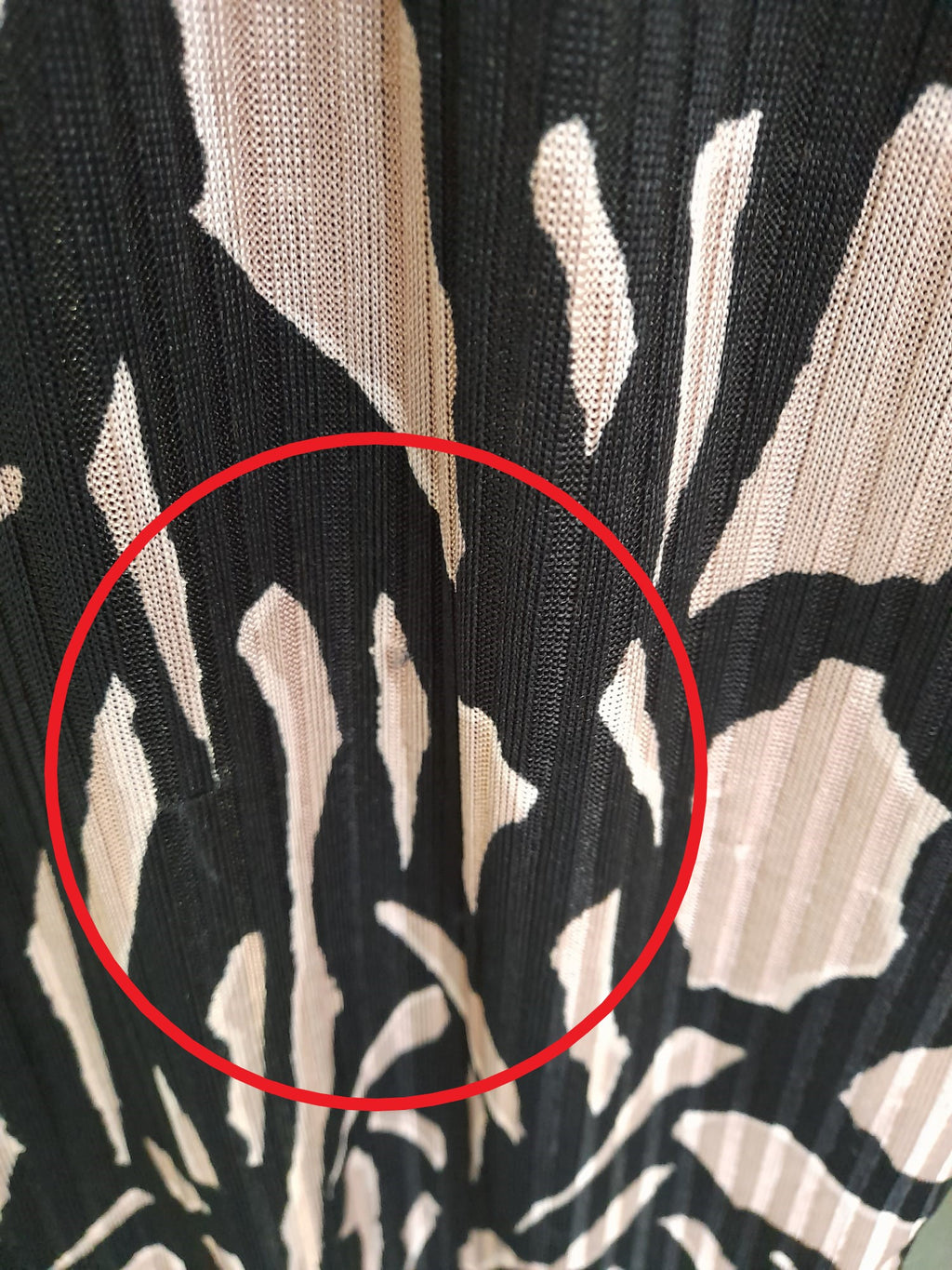 VESTIDO LARGO NEGRO DE PUNTO CON MANGA CORTA Y ESTAMPADO GEOMÉTRICO , CON BOTONES EN LATERALES DKNY ( TARA ENGANCHADO PARTE DELANTERA )