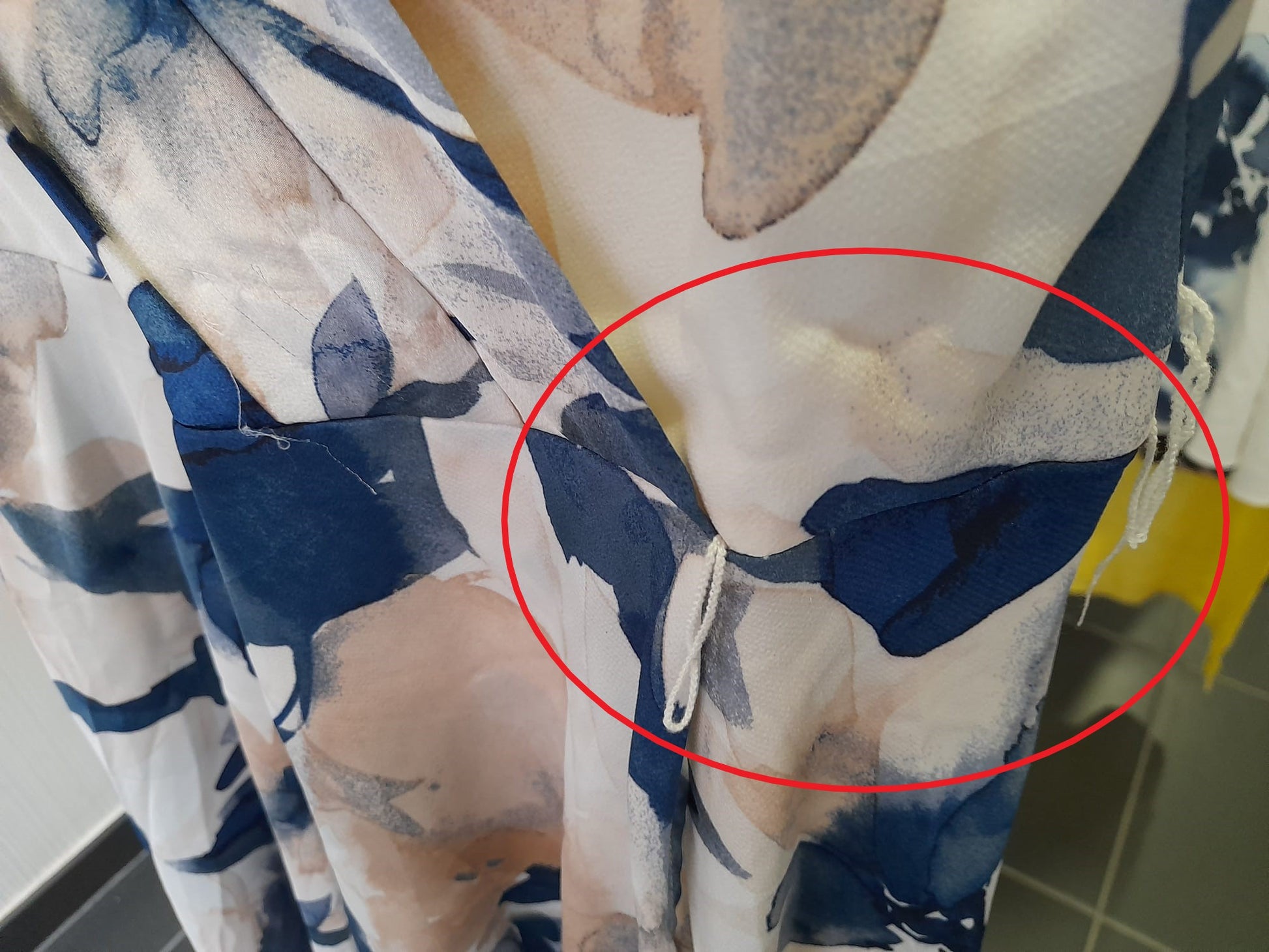 VESTIDO LARGO BEIGE CON ESTAMPADO FLORAL SIN MANGAS DKNY ( TARA FALTA CINTURÓN )