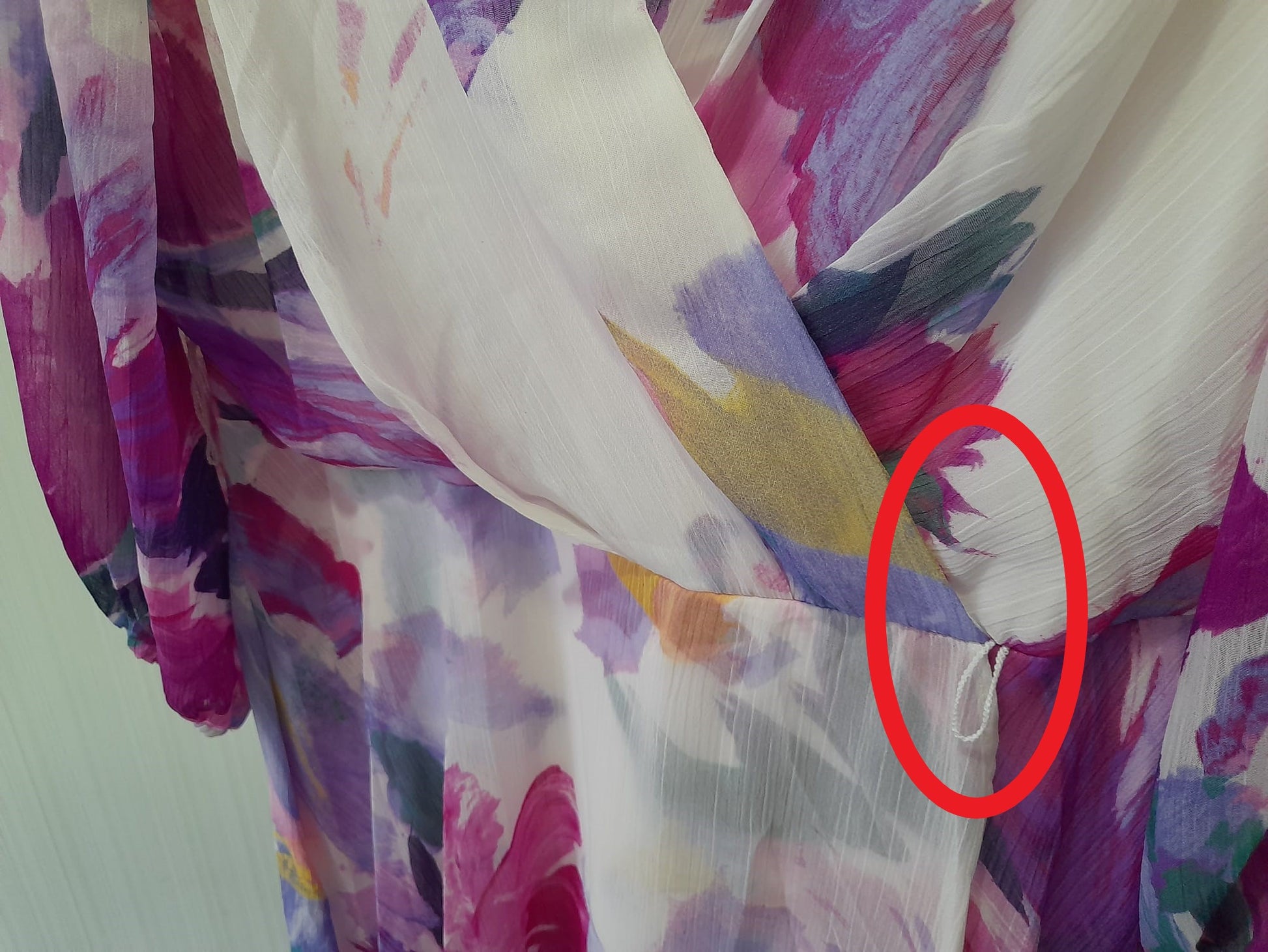 VESTIDO LARGO DE GASA BLANCO CON ESTAMPADO FLORAL Y MANGA LARGA DKNY ( TARA FALTA CINTURÓN )