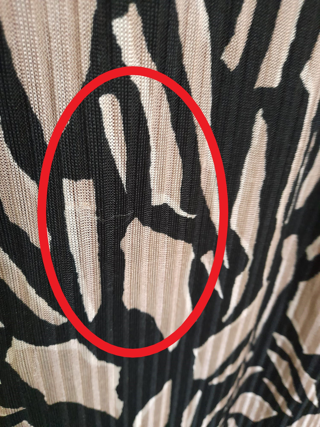 VESTIDO LARGO NEGRO DE PUNTO CON MANGA CORTA Y ESTAMPADO GEOMÉTRICO , CON BOTONES EN LATERALES DKNY ( TARA ENGANCHADO PARTE DELANTERA )