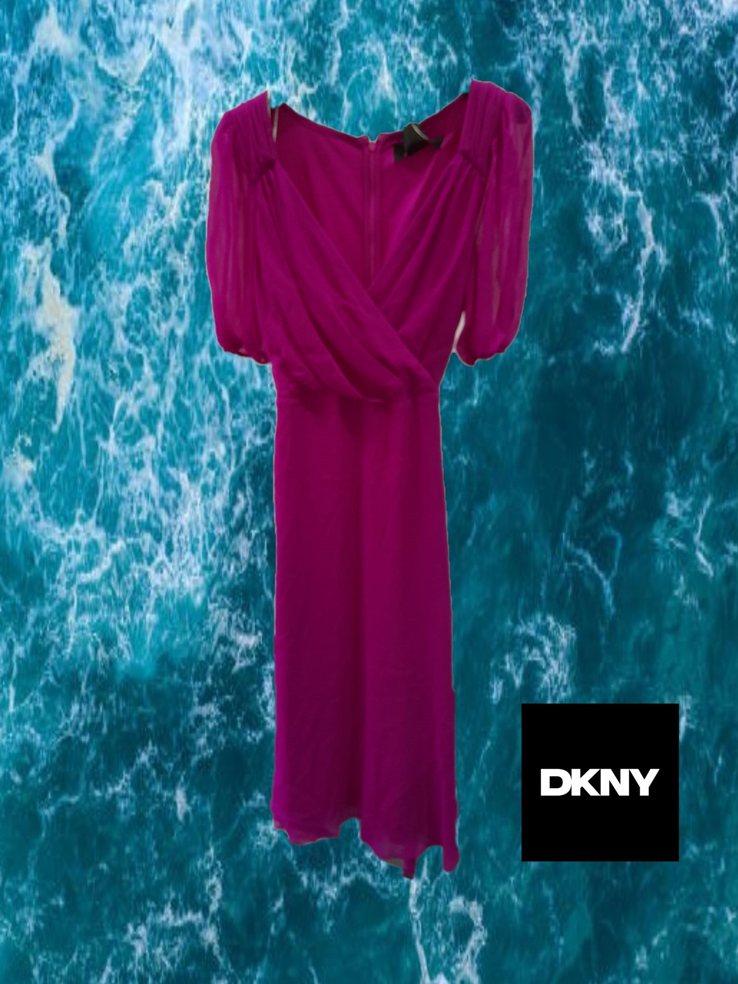 VESTIDO LARGO DE GASA FUCSIA Y MANGA CORTA DKNY ( TARA ENGANCHADO PARTE TRASERA )