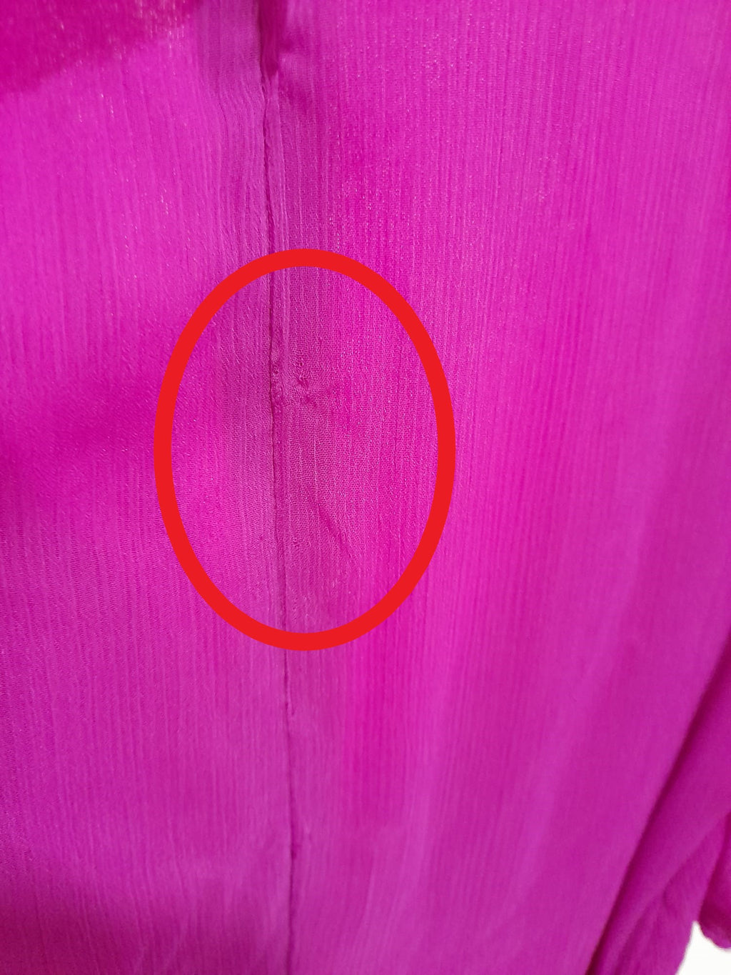 VESTIDO LARGO DE GASA FUCSIA Y MANGA CORTA DKNY ( TARA ENGANCHADO PARTE TRASERA )