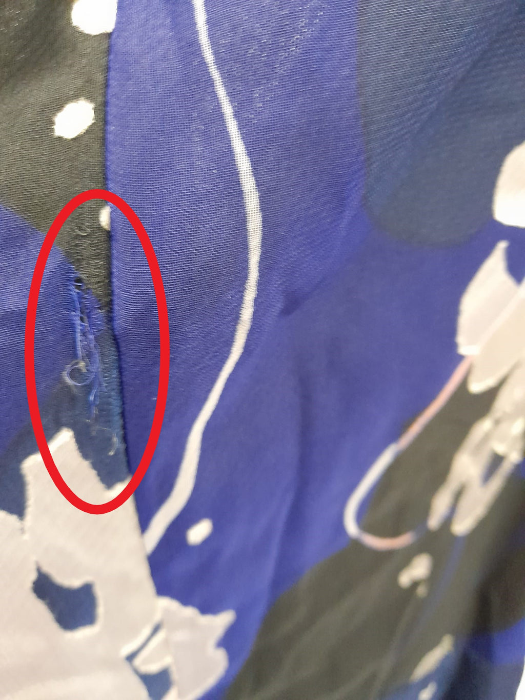 VESTIDO LARGO DE GASA AZUL MARINO CON ESTAMPADO EN PLATA Y MANGA CORTA DKNY ( TARA ROTA HEBILLA DE CINTURÓN )