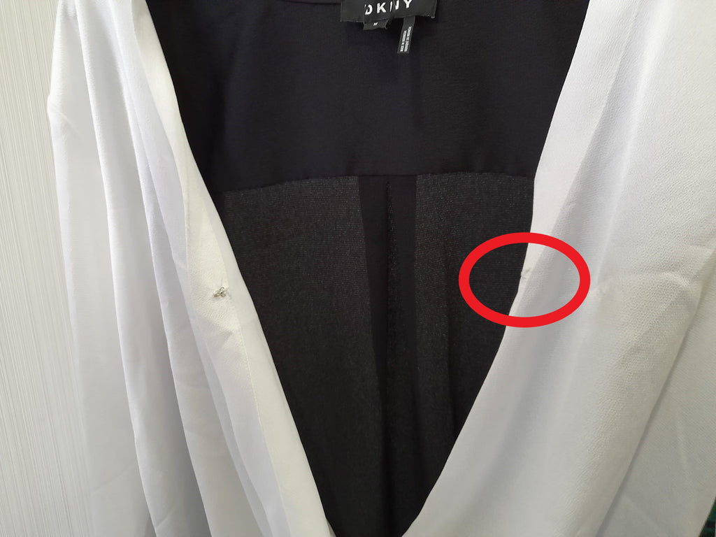 CAMISA MANGA LARGA BLANCA Y NEGRA DKNY ( TARA ROTO ENGANCHE ESCOTE  )
