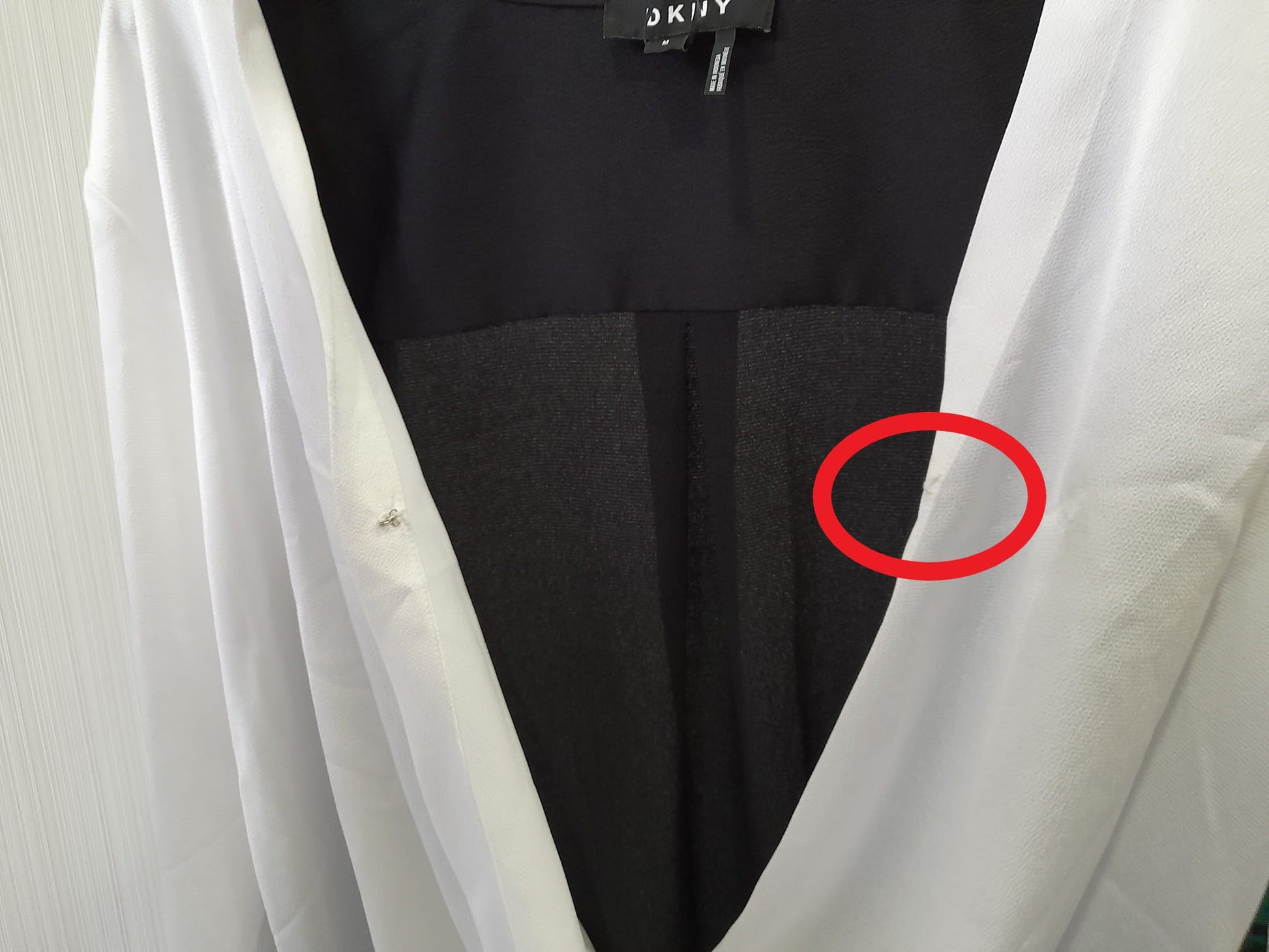 CAMISA MANGA LARGA BLANCA Y NEGRA DKNY ( TARA ROTO ENGANCHE ESCOTE  )