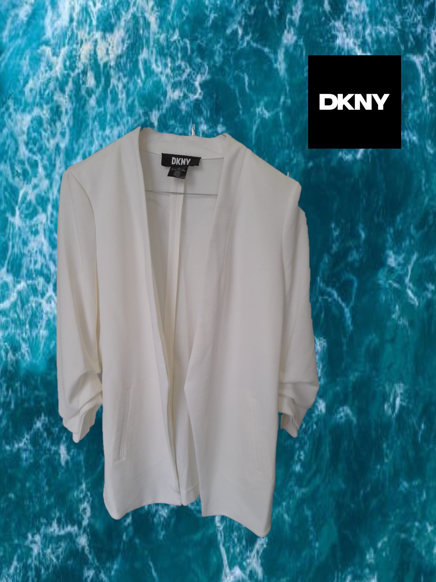 AMERICANA BLANCA MUJER LARGA CON MANGA FRUNCIDA DKNY ( TARA ENGANCHADO ZONA SUPERIOR DERECHA )