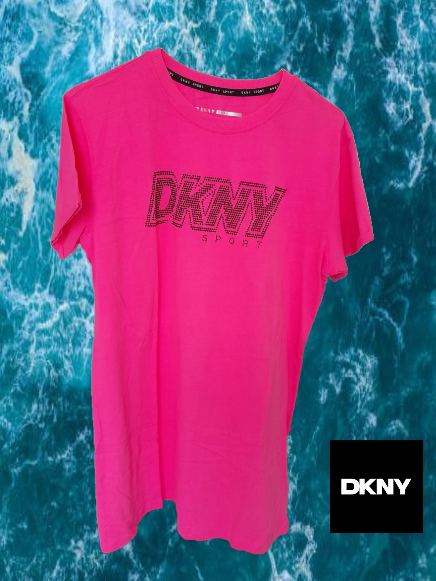 VESTIDO MIDI ESTILO CAMISETA ROSA CHICLE CON LOGO DKNY EN BRILLANTES Y MANGA CORTA ( TARA FALTAN BRILLOS EN LOGO )