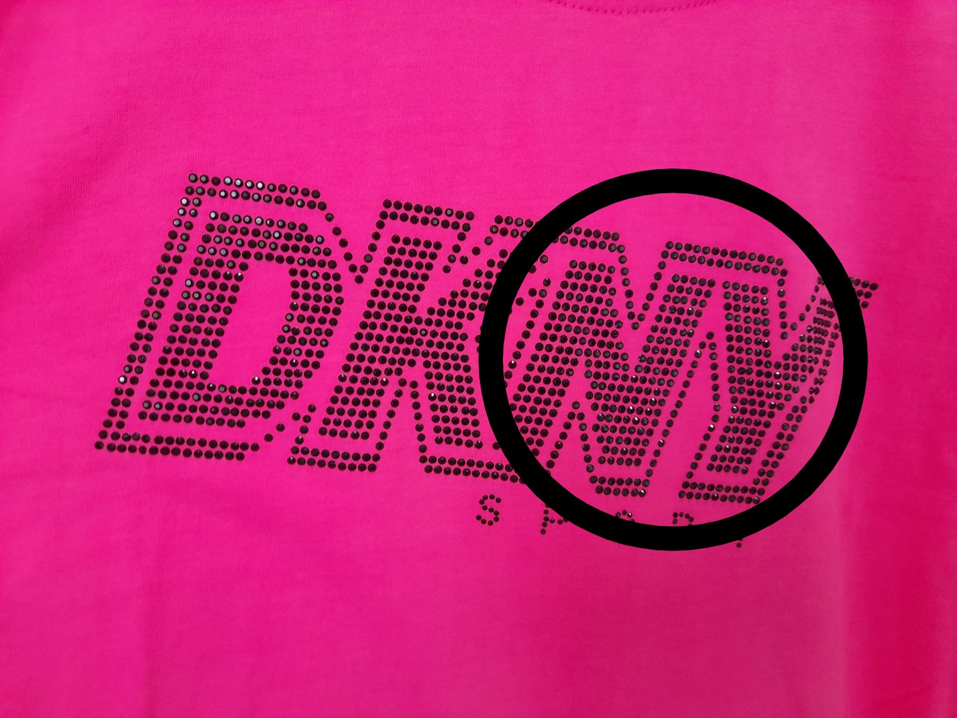VESTIDO MIDI ESTILO CAMISETA ROSA CHICLE CON LOGO DKNY EN BRILLANTES Y MANGA CORTA ( TARA FALTAN BRILLOS EN LOGO )