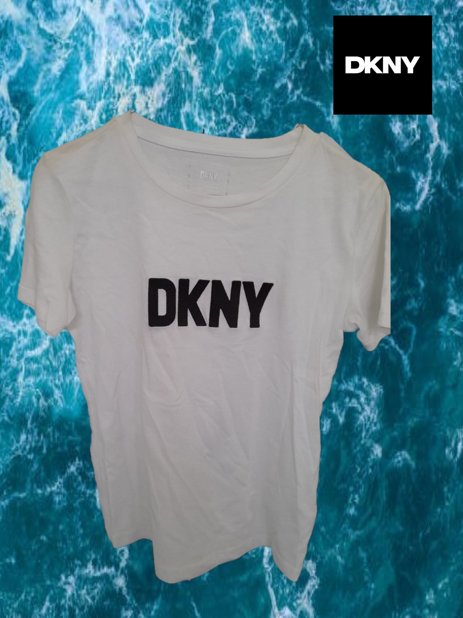 CAMISETA BLANCA MANGA CORTA CON LOGO DKNY BORDADO ( TARA DESCOLORIDO EN HOMBRO DERECHO )