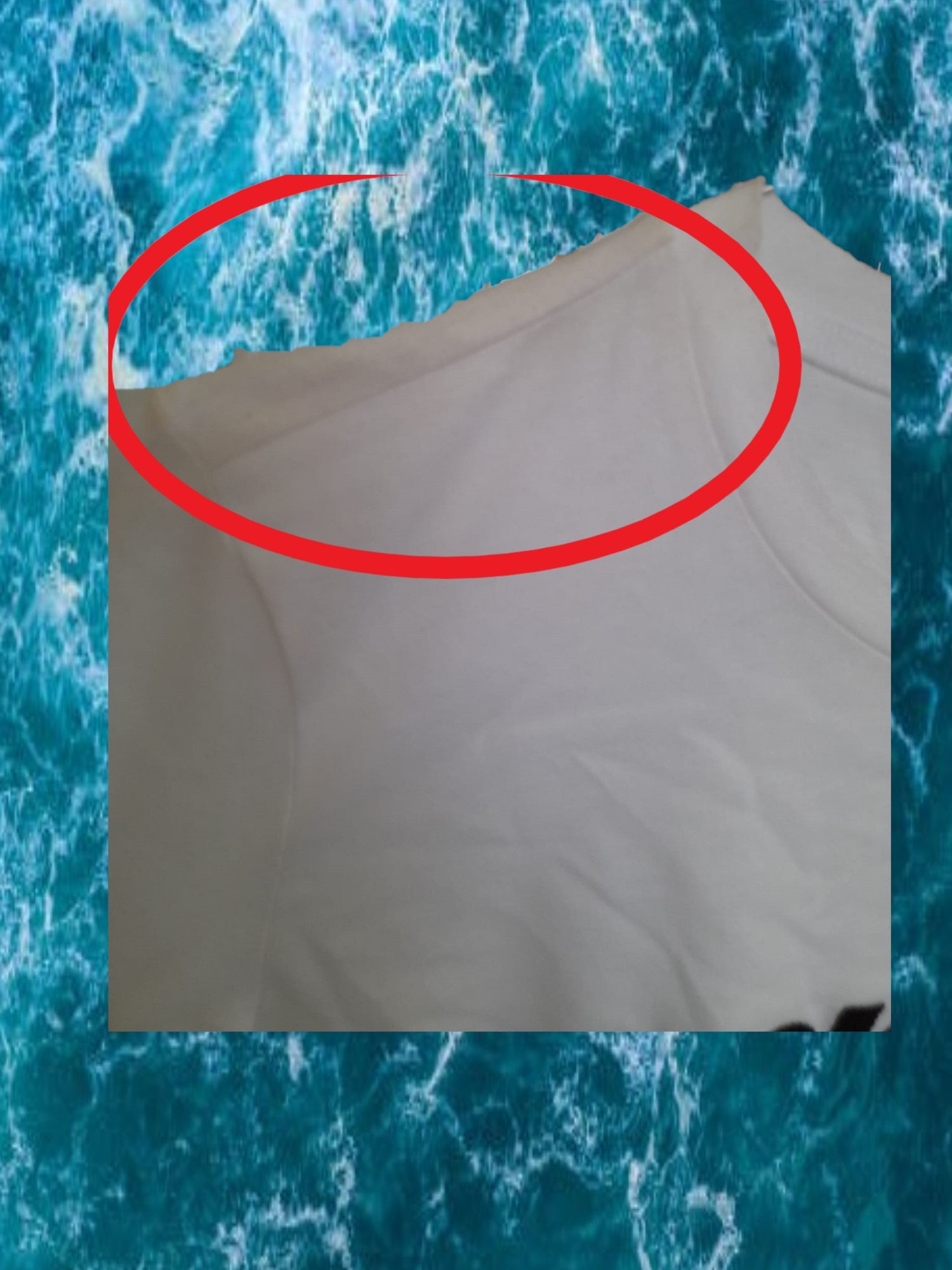 CAMISETA BLANCA MANGA CORTA CON LOGO DKNY BORDADO ( TARA DESCOLORIDO EN HOMBRO DERECHO )