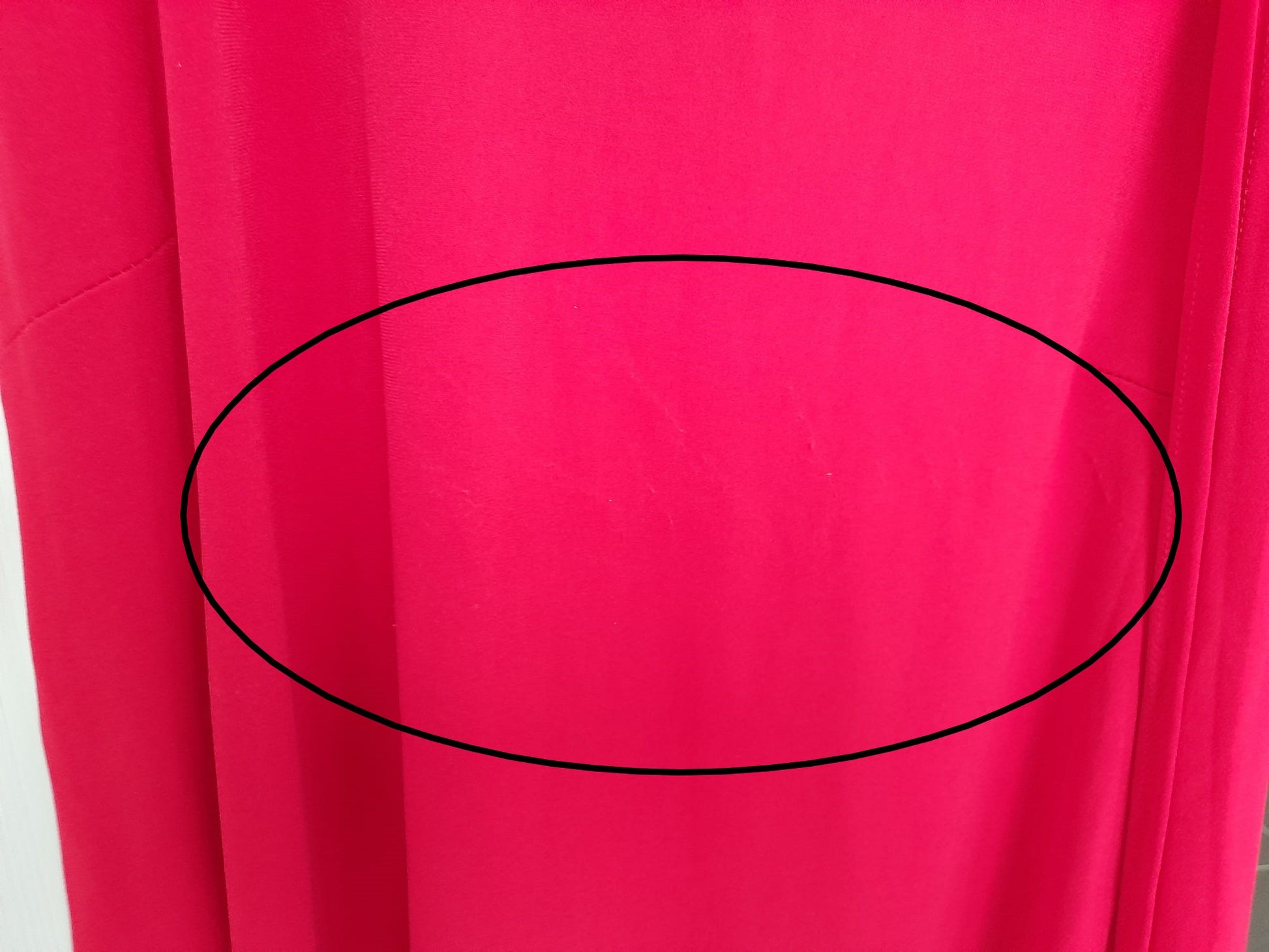 CAMISETA DE LICRA ROJA SIN MANGAS Y CON LAZO EN CUELLO DKNY ( TARA ENGANCHADO ZONA DELANTERA )