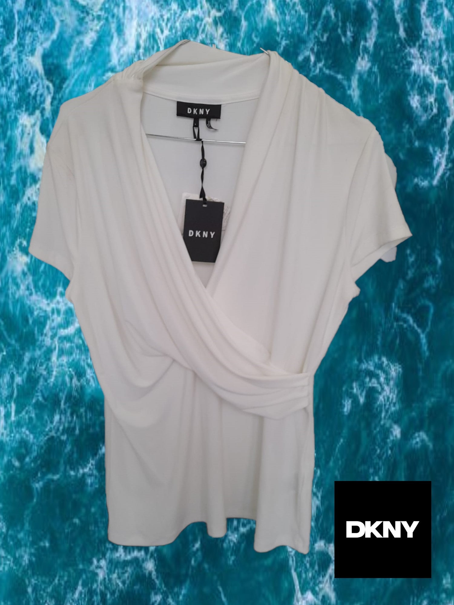 CAMISETA LICRA BLANCA CON FRUNCIDO MANGA CORTA DKNY ( TARA MANCHADO ZONA DERECHA CUELLO )