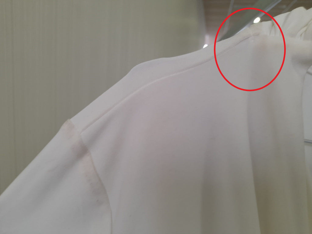 CAMISETA LICRA BLANCA CON FRUNCIDO MANGA CORTA DKNY ( TARA MANCHADO ZONA DERECHA CUELLO )