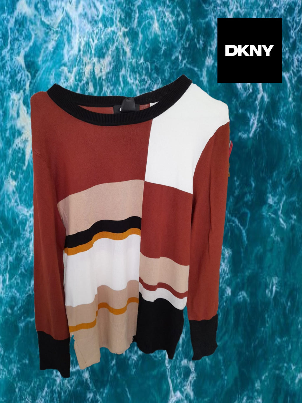 JERSEY MARRON CON ESTAMPADO GEOMETRICO ( TARA ETIQUETA MAL COSIDA ,POR FUERA )