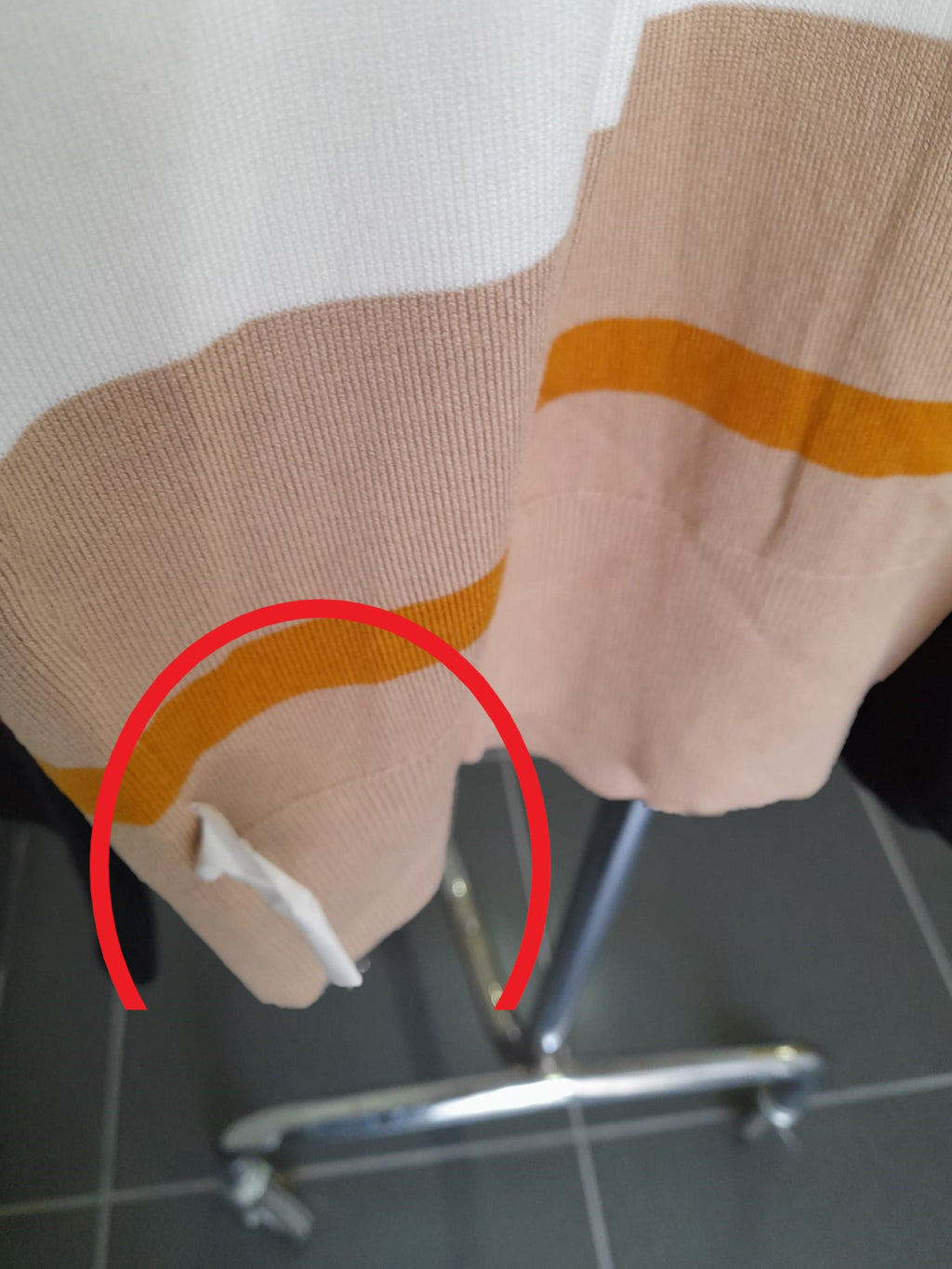 JERSEY MARRON CON ESTAMPADO GEOMETRICO ( TARA ETIQUETA MAL COSIDA ,POR FUERA )