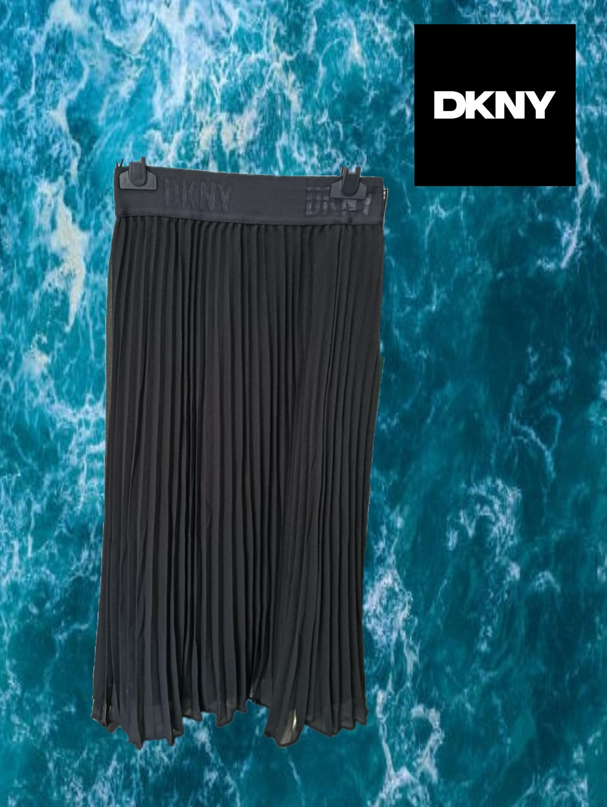 FALDA NEGRA PLISADA CON CINTURA DE GOMA CON LOGO DKNY ( TARA CINTURA DESGASTADA )