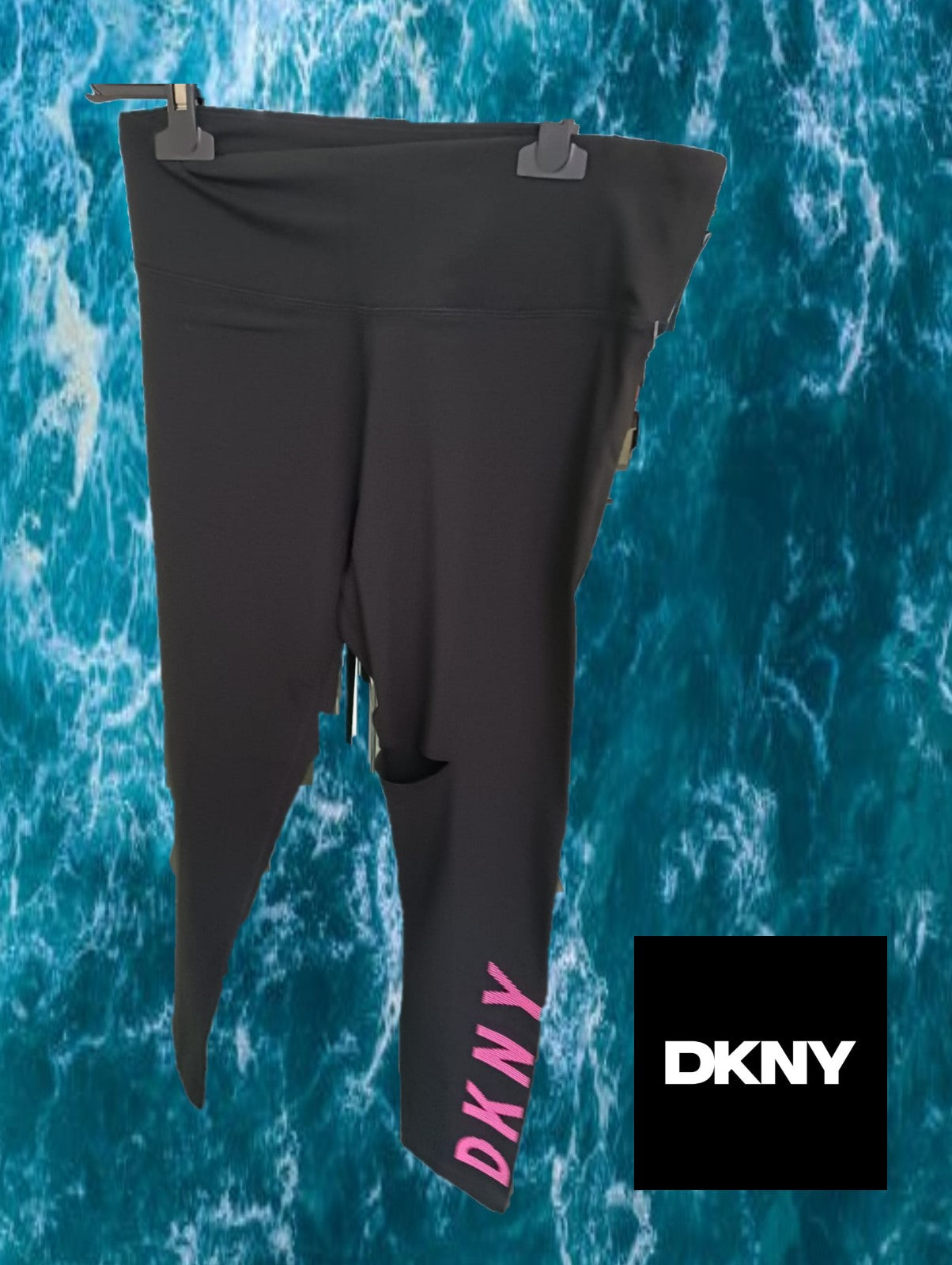 LEGGING NEGRO CON LOGO DKNY EN ROSA ( TARA RAJADO PIERNA ) PANTALÓN MUJER DE VESTIR BLANCO ( TARA ROTURA EN COSTURA )