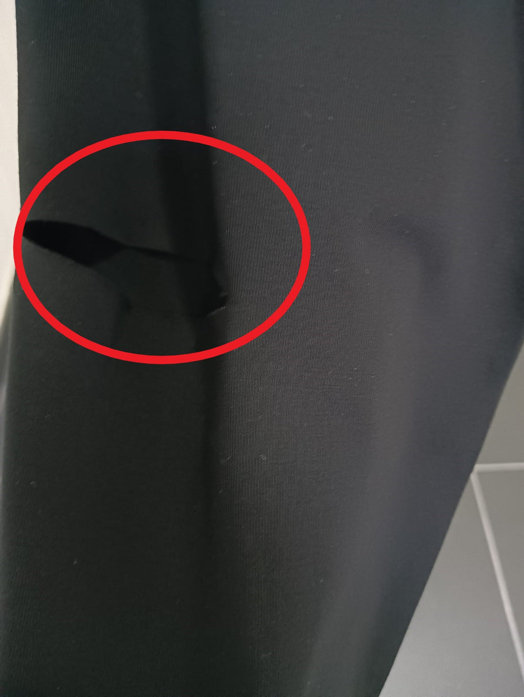 LEGGING NEGRO CON LOGO DKNY EN ROSA ( TARA RAJADO PIERNA ) PANTALÓN MUJER DE VESTIR BLANCO ( TARA ROTURA EN COSTURA )
