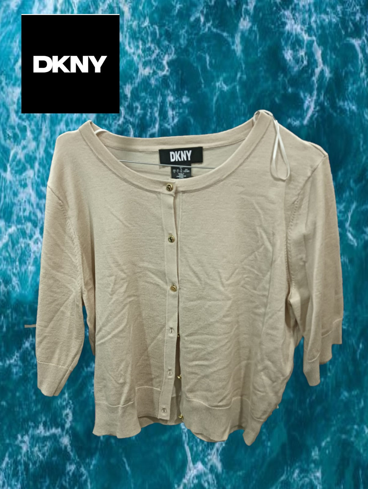 REBECA BEIGE CON MANGA FRANCESA Y BOTONES DORADOS DKNY