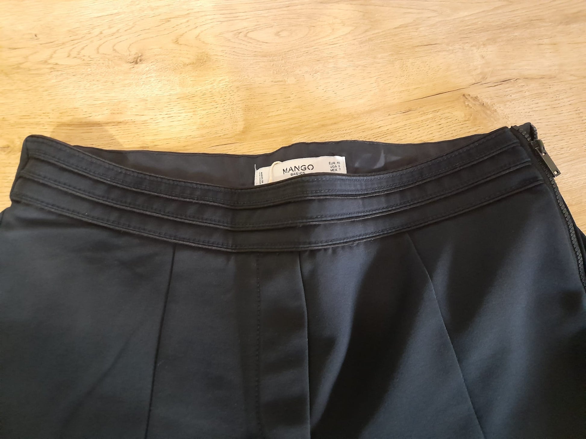 PANTALÓN AZUL MARINO DE VESTIR CON CINTURA Y DETALLE BORDADO