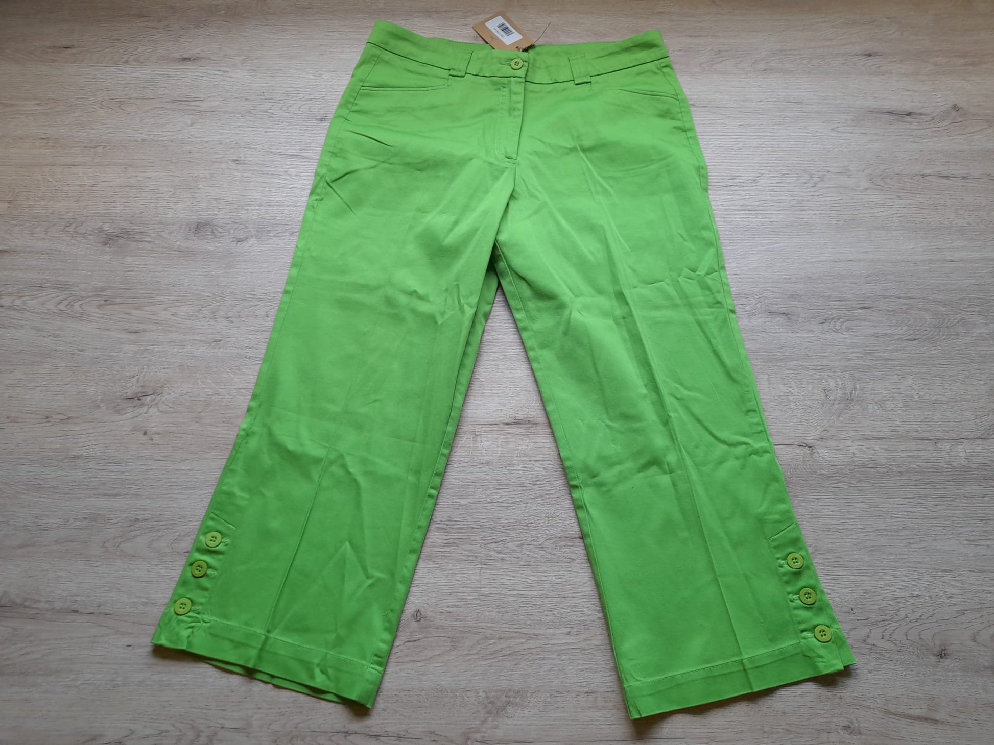 PANTALÓN ESTILO VAQUERO PIRATA CON BORDADO EN CINTURA SEÑORA