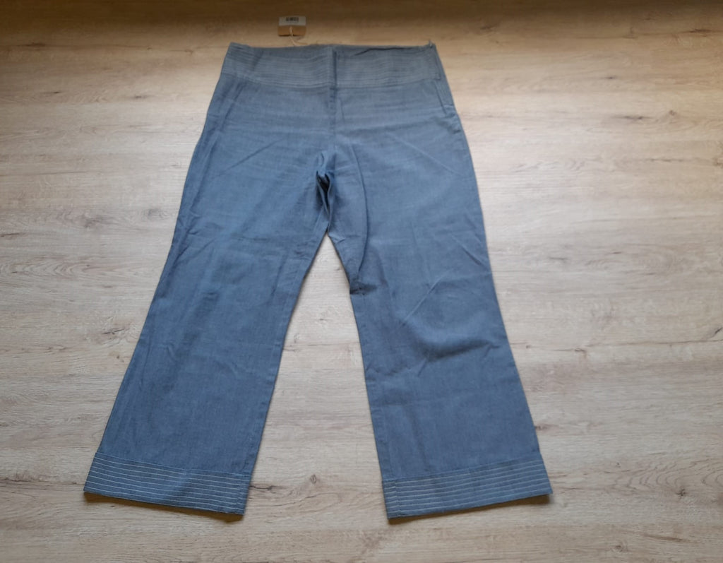 PANTALÓN ESTILO VAQUERO PIRATA CON BORDADO EN CINTURA SEÑORA