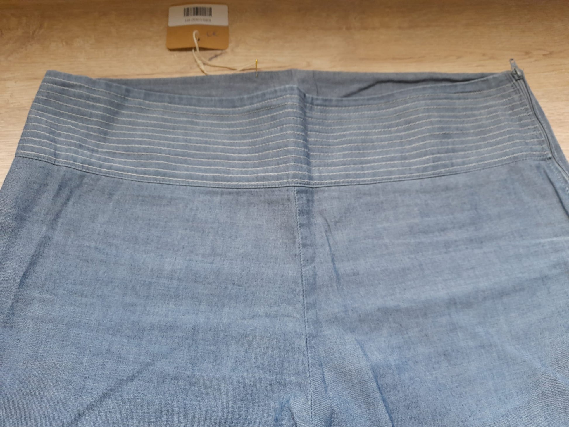 PANTALÓN ESTILO VAQUERO PIRATA CON BORDADO EN CINTURA SEÑORA