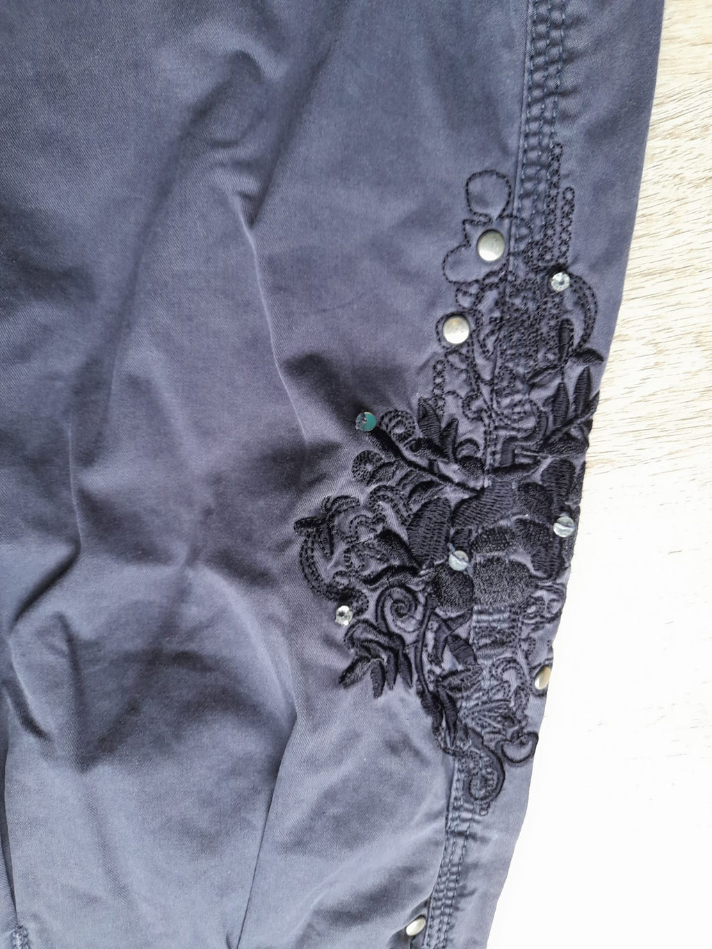 PANTALÓN AZUL MARINO PIRATA CON BORDADO SEÑORA