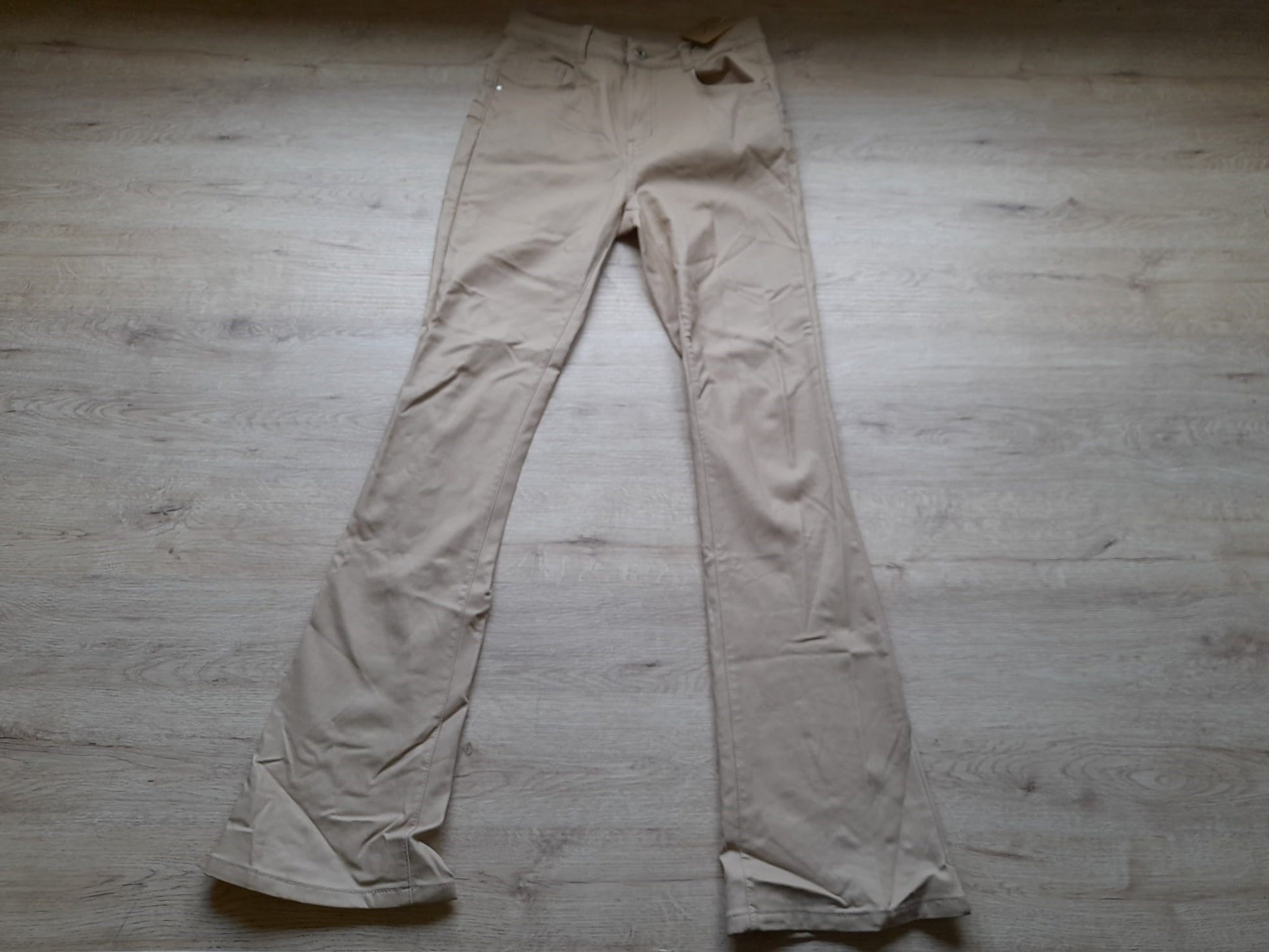 PANTALÓN BEIGE ELÁSTICO Y ACAMPANADO