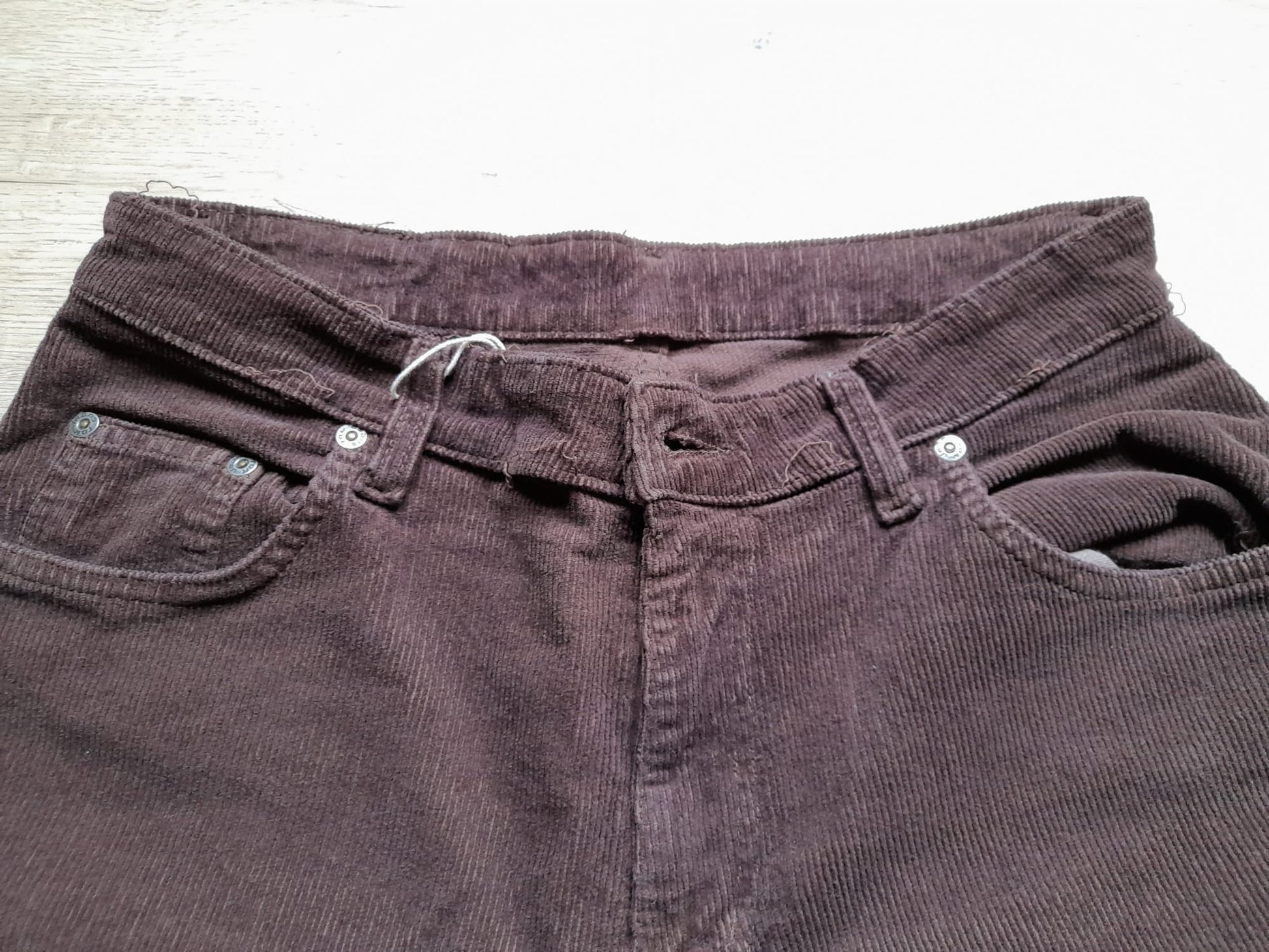 PANTALÓN MARRÓN DE PANA SEÑORA ( ROTURA DE HEBILLA TRASERA CINTURÓN )