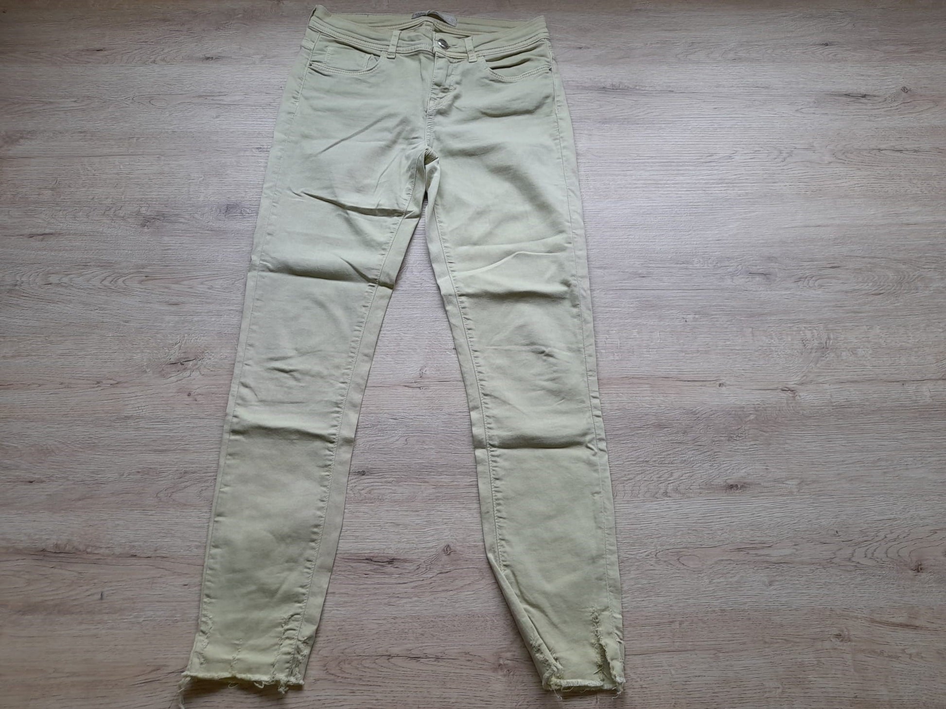 PANTALÓN BEIGE PITILLO ESTILO VAQUERO DESHILACHADO EN BAJOS SEÑORA