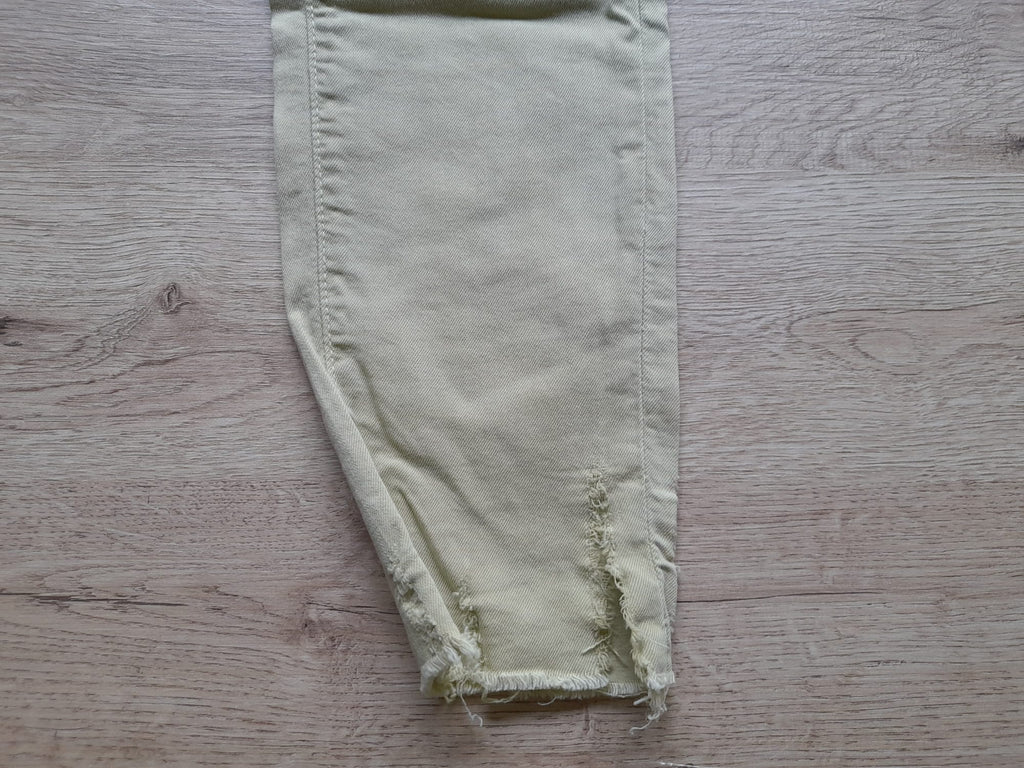 PANTALÓN BEIGE PITILLO ESTILO VAQUERO DESHILACHADO EN BAJOS SEÑORA