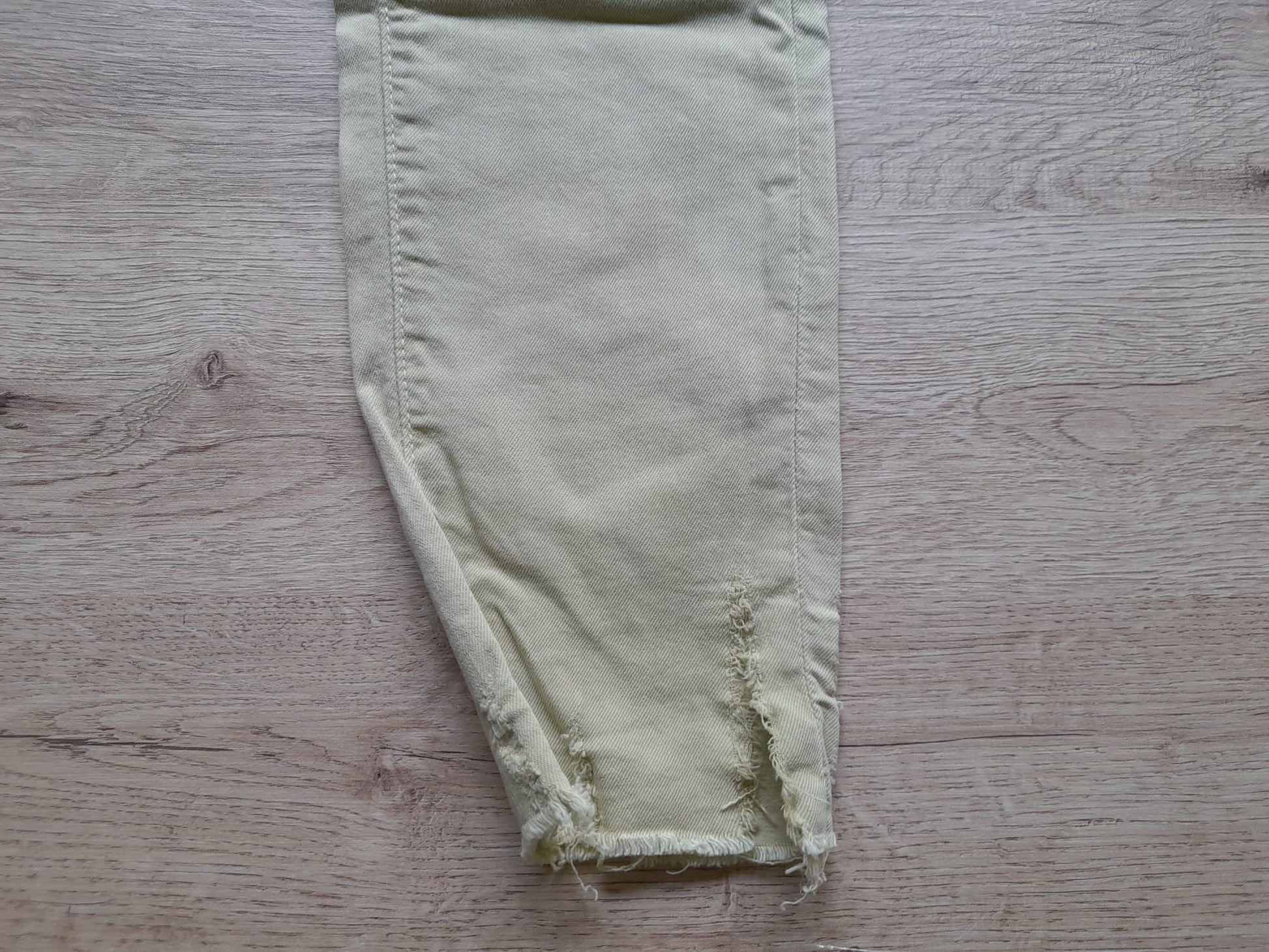 PANTALÓN BEIGE PITILLO ESTILO VAQUERO DESHILACHADO EN BAJOS SEÑORA